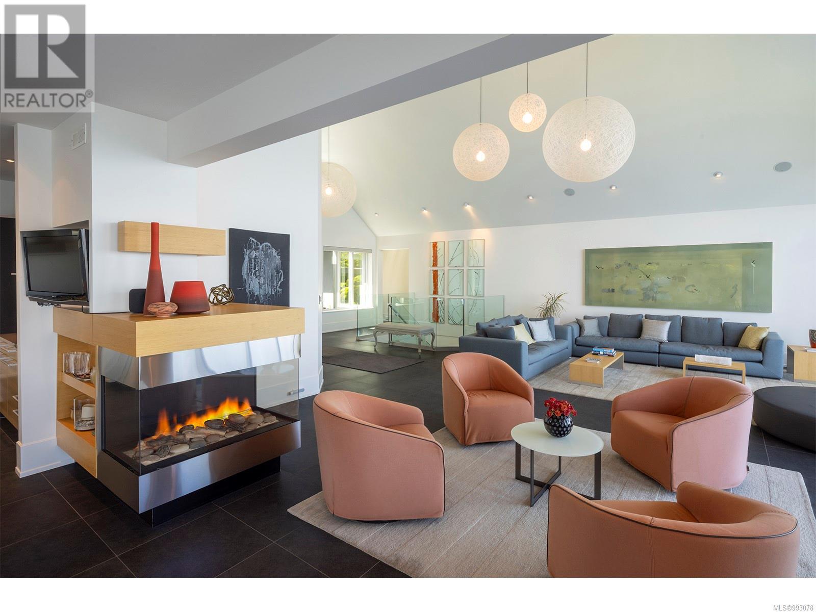 2950 Phyllis St, Saanich