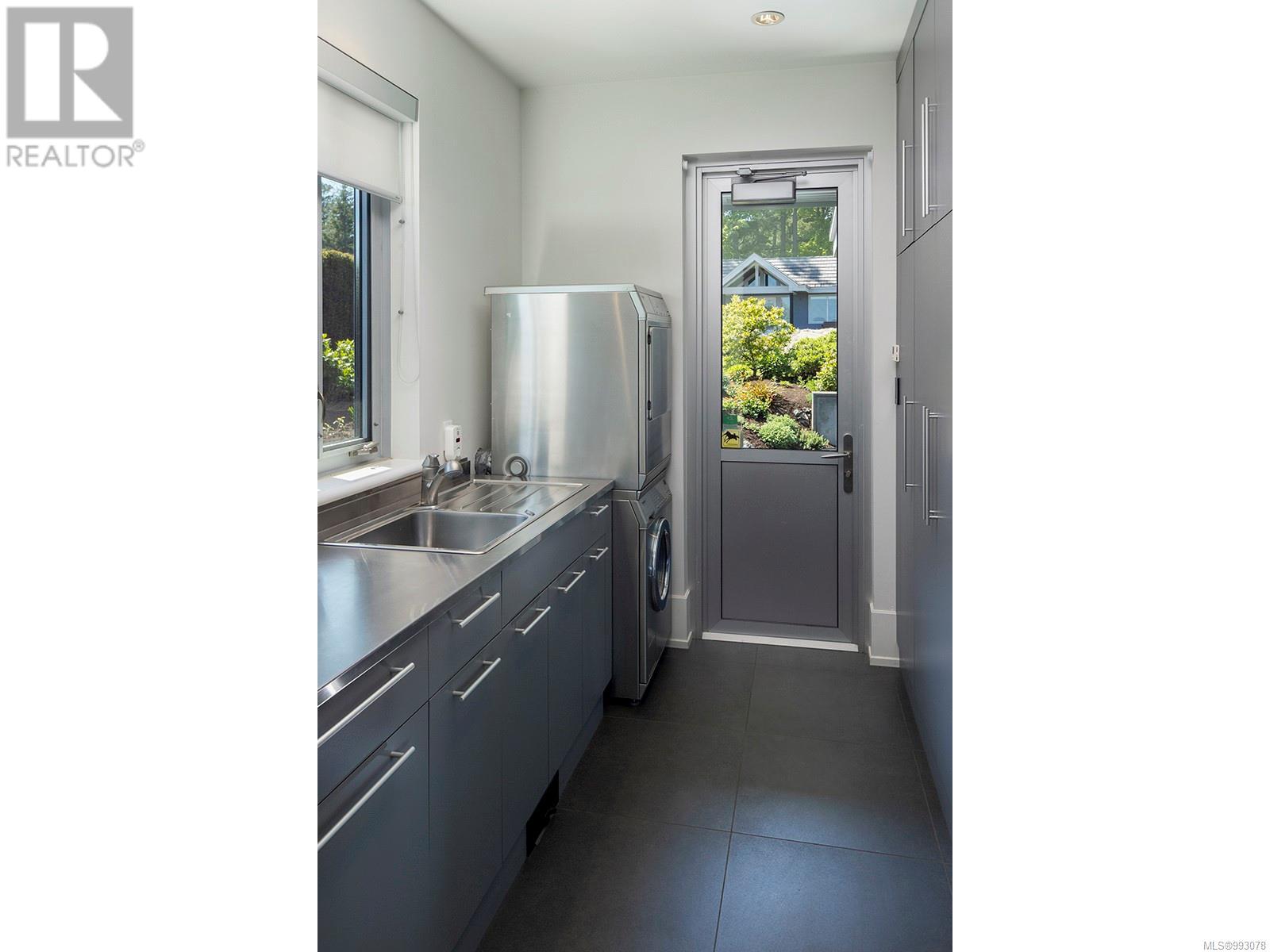 2950 Phyllis St, Saanich