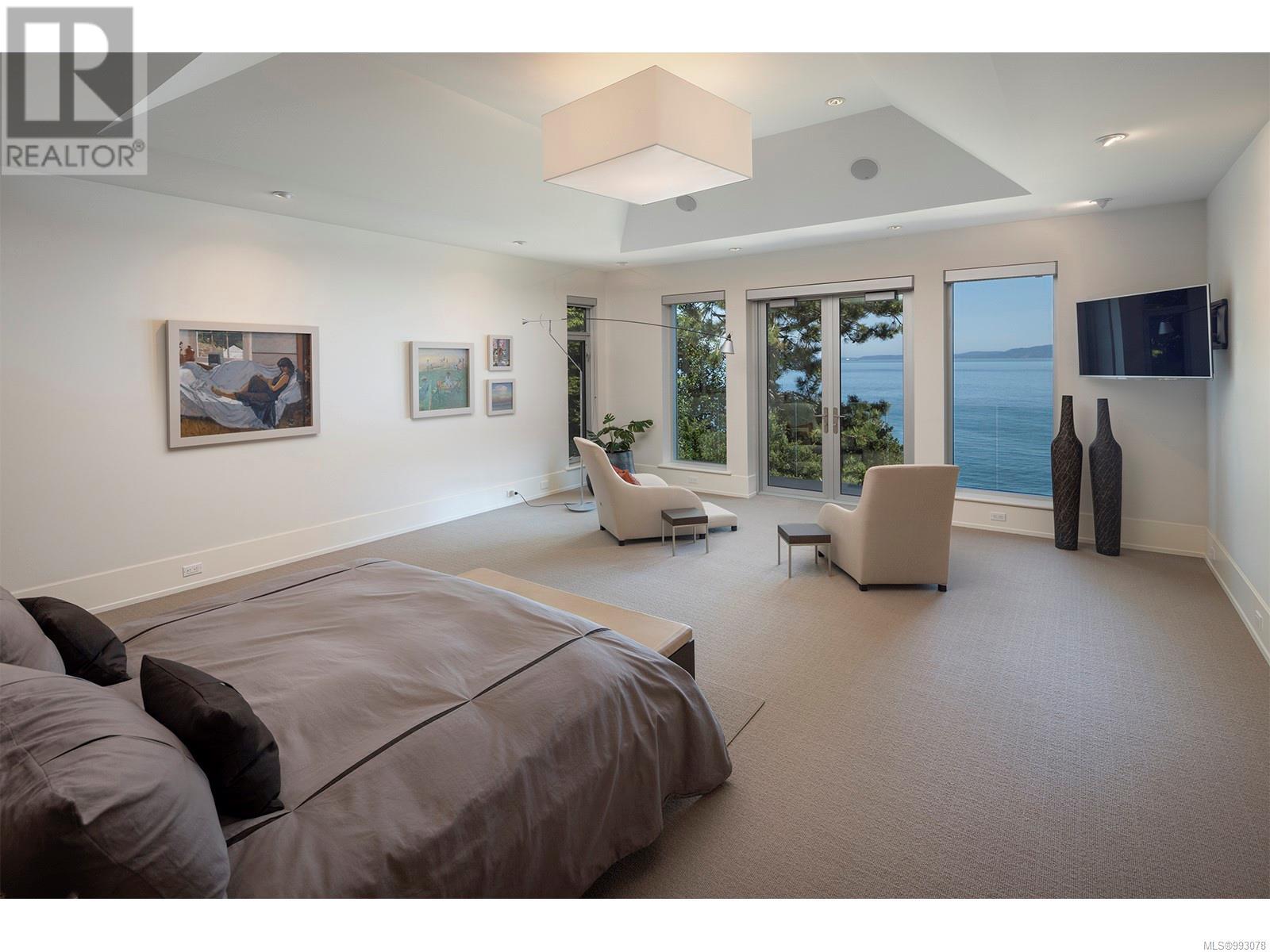 2950 Phyllis St, Saanich