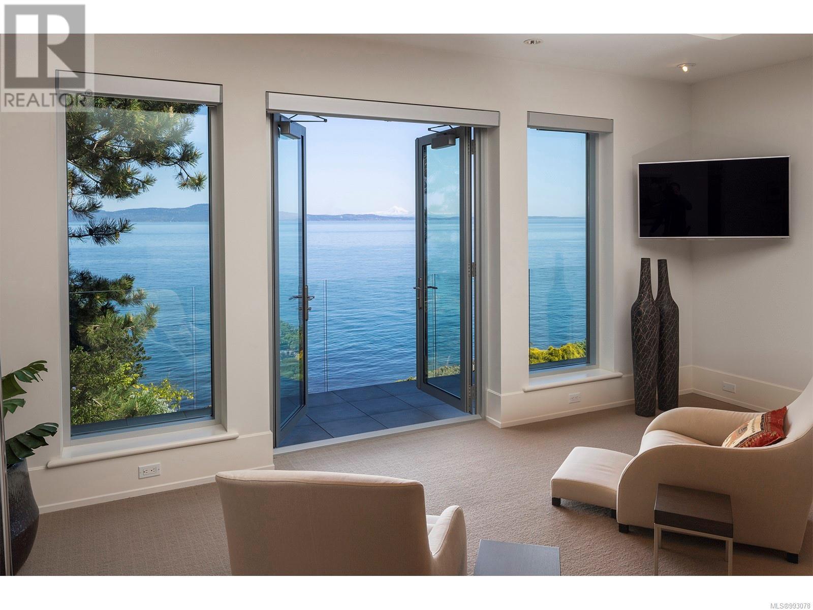 2950 Phyllis St, Saanich