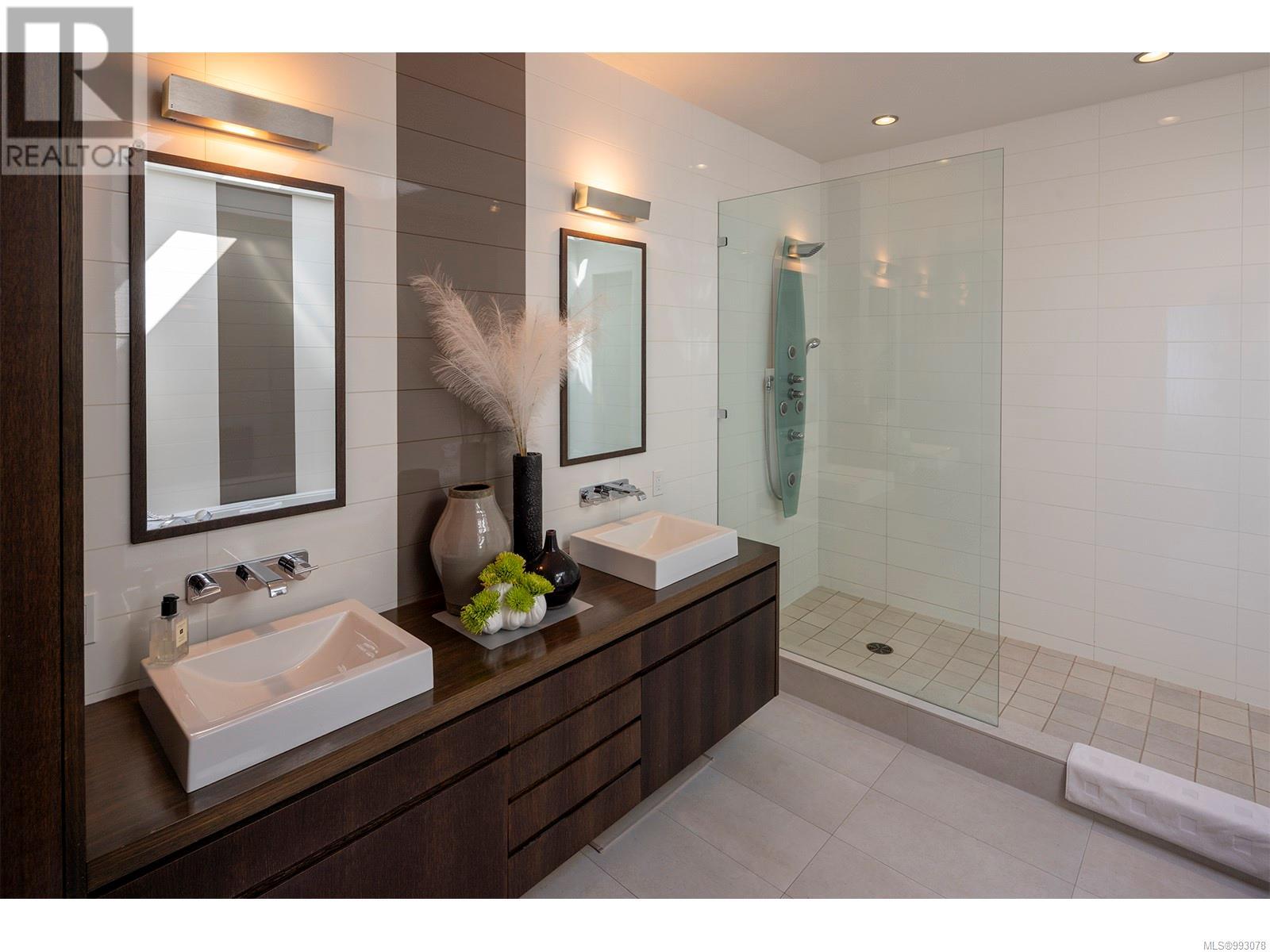 2950 Phyllis St, Saanich