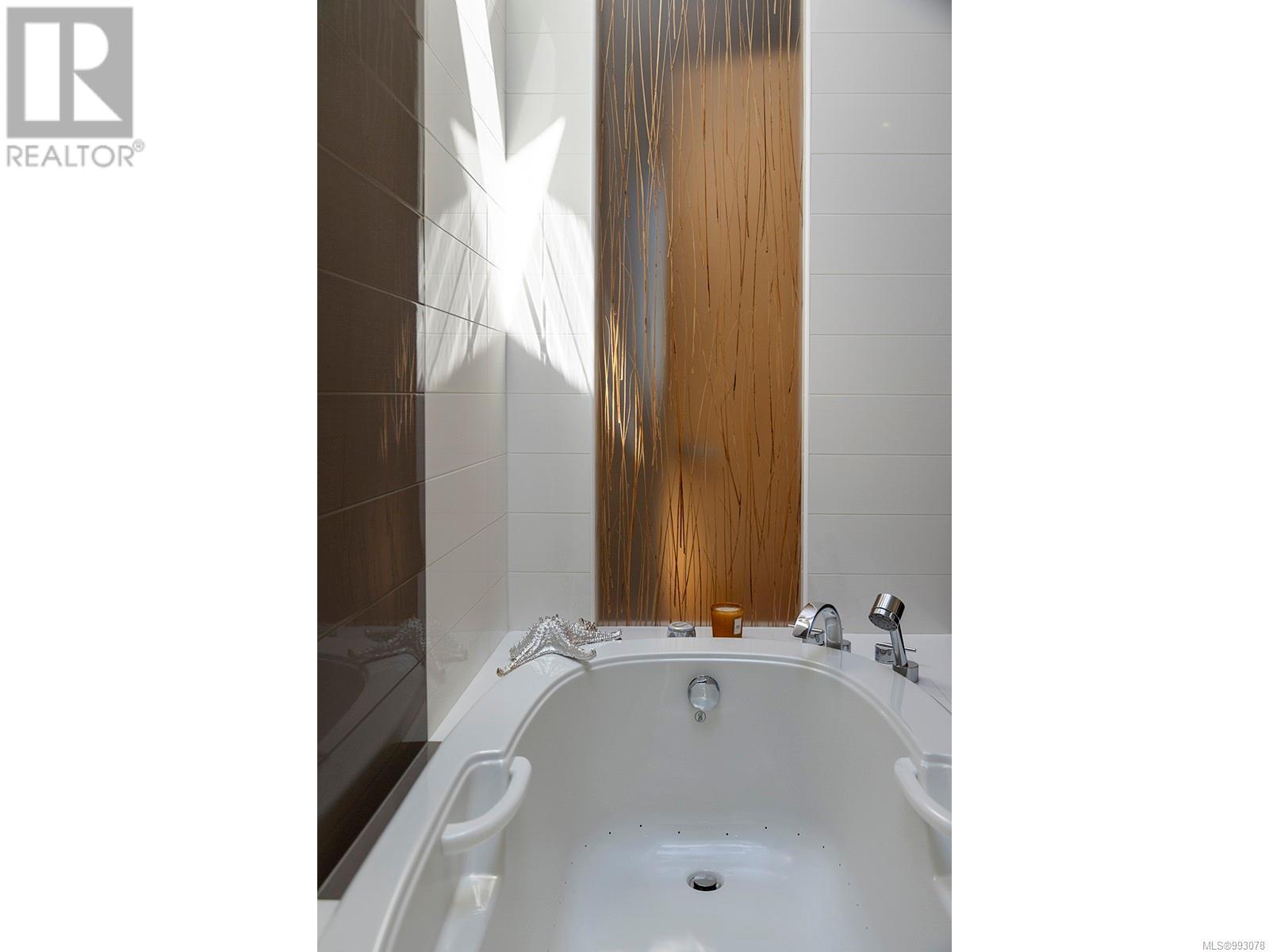 2950 Phyllis St, Saanich