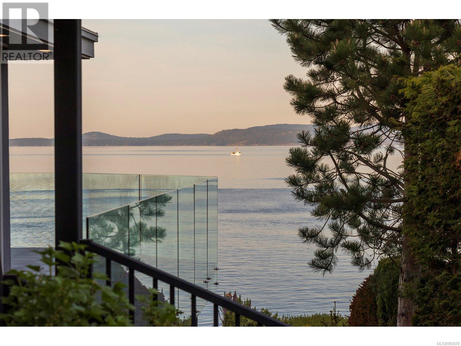 2950 Phyllis St, Saanich