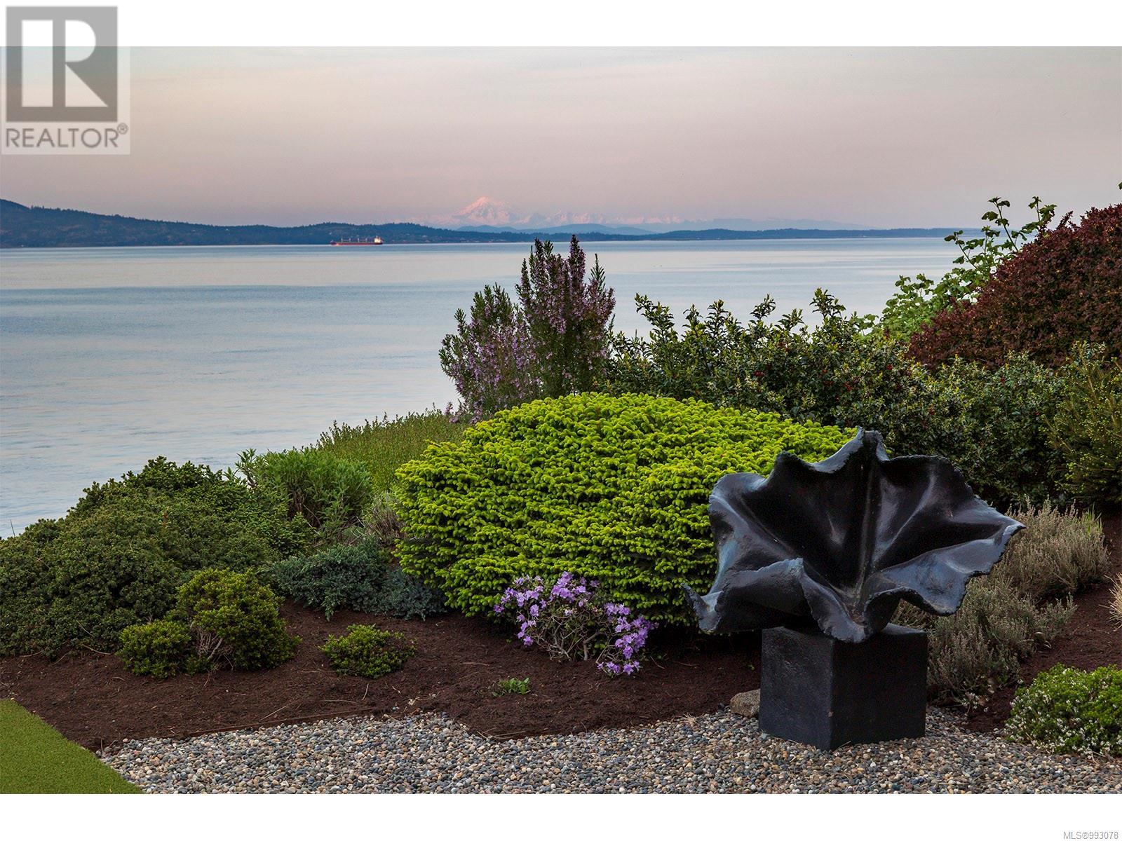 2950 Phyllis St, Saanich