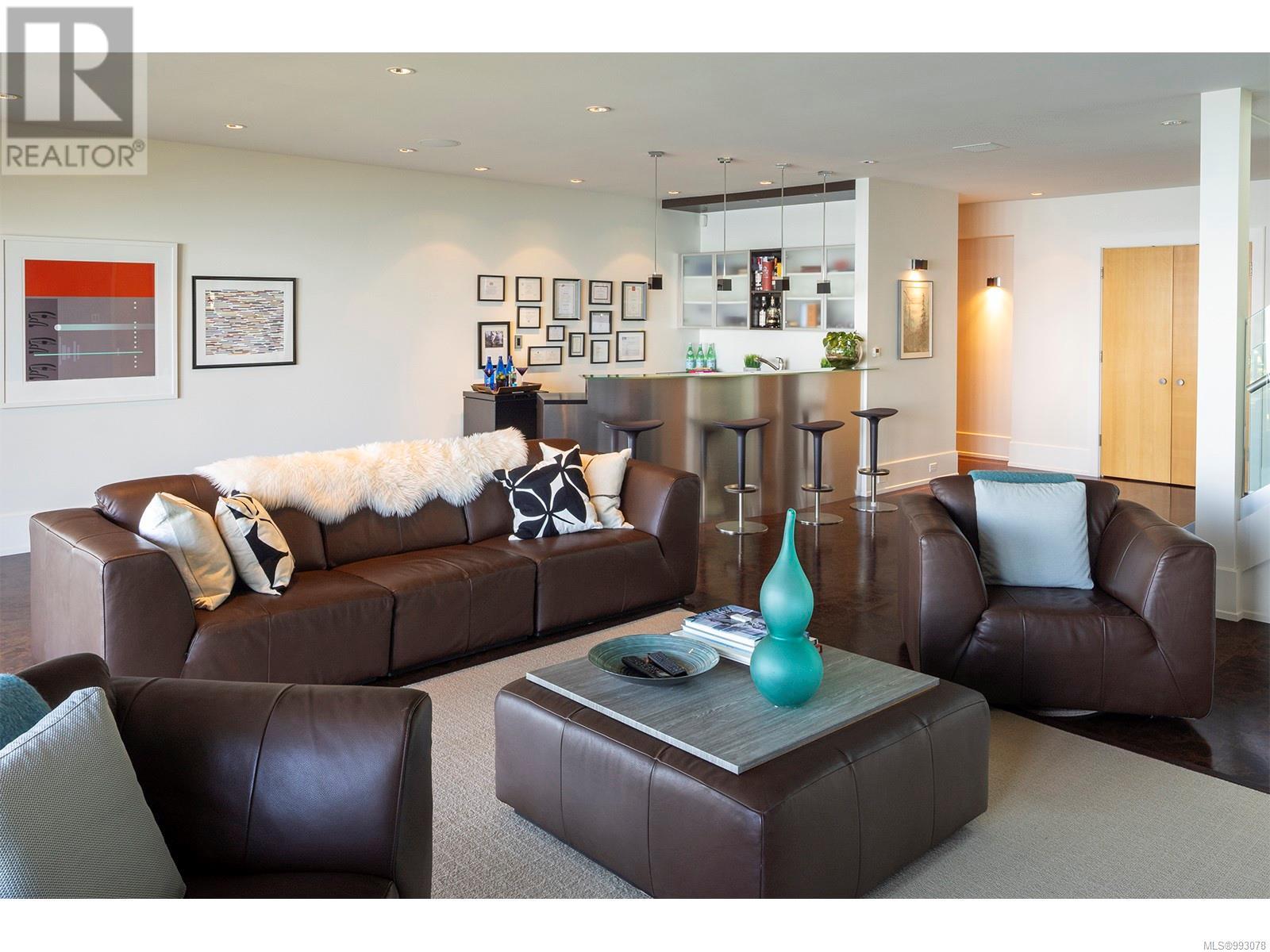 2950 Phyllis St, Saanich