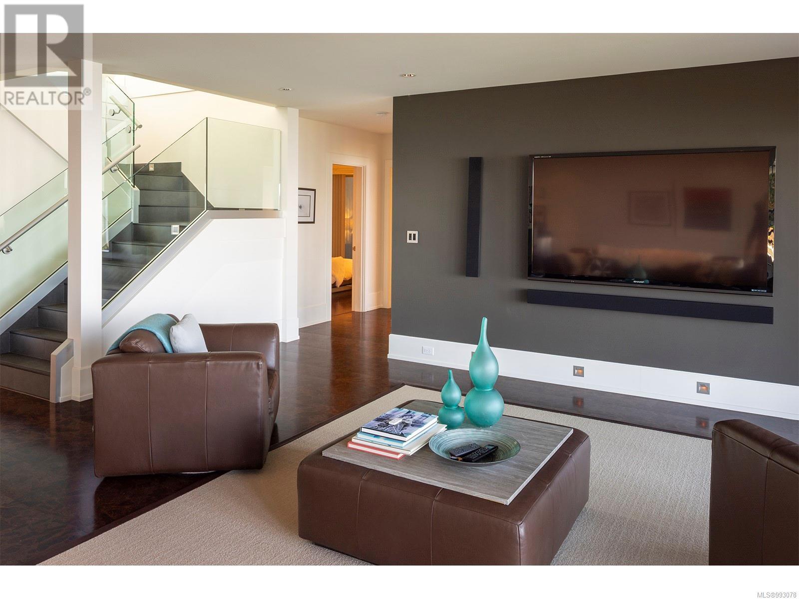 2950 Phyllis St, Saanich