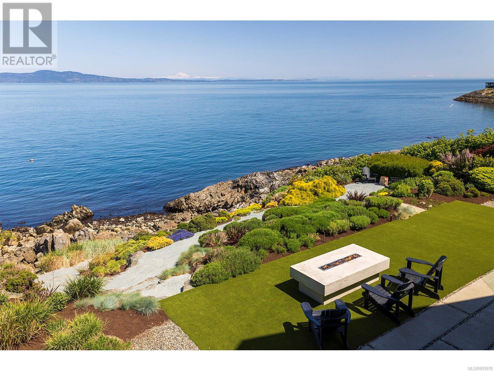 2950 Phyllis St, Saanich