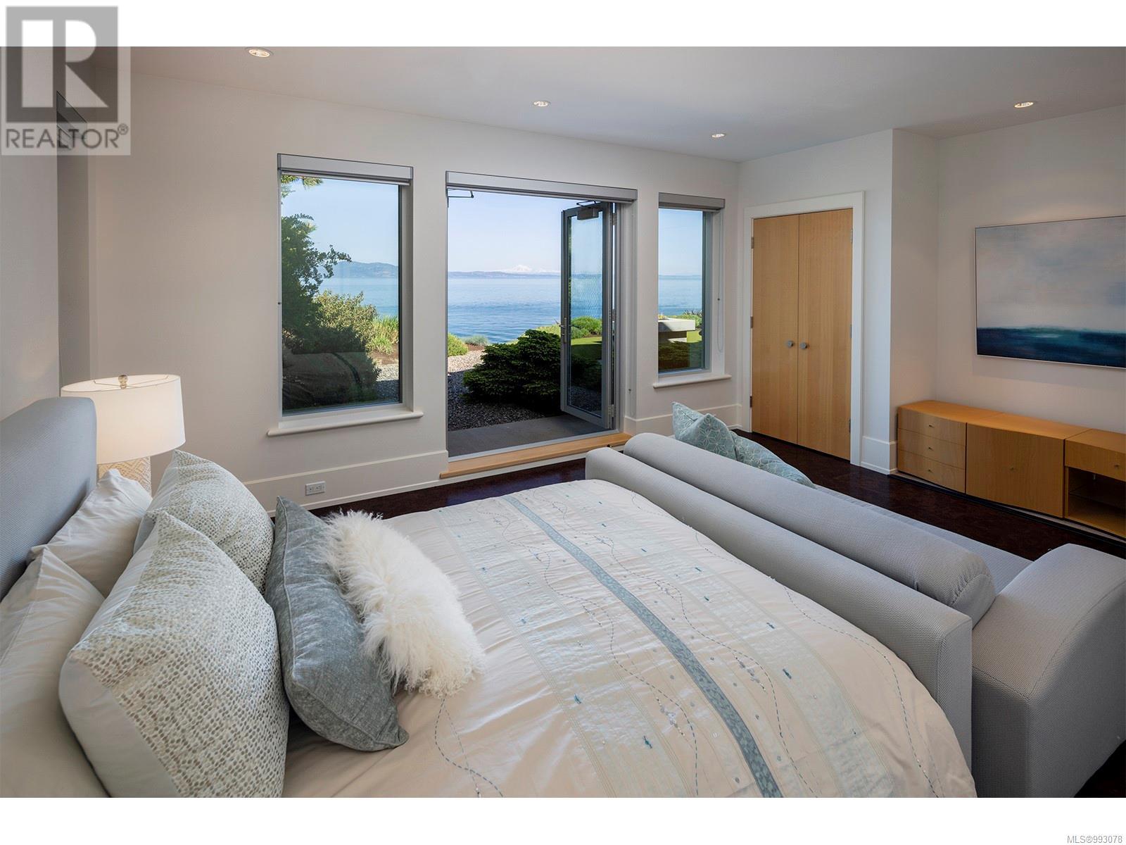 2950 Phyllis St, Saanich