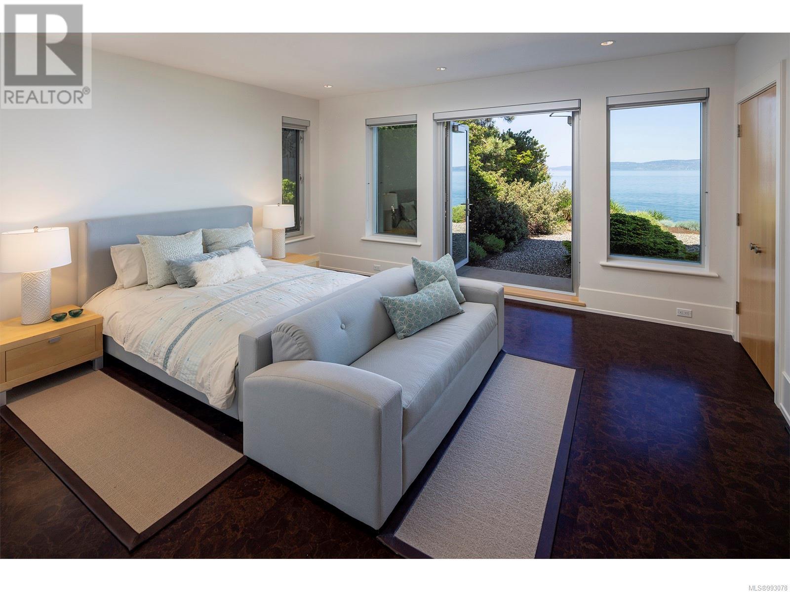 2950 Phyllis St, Saanich