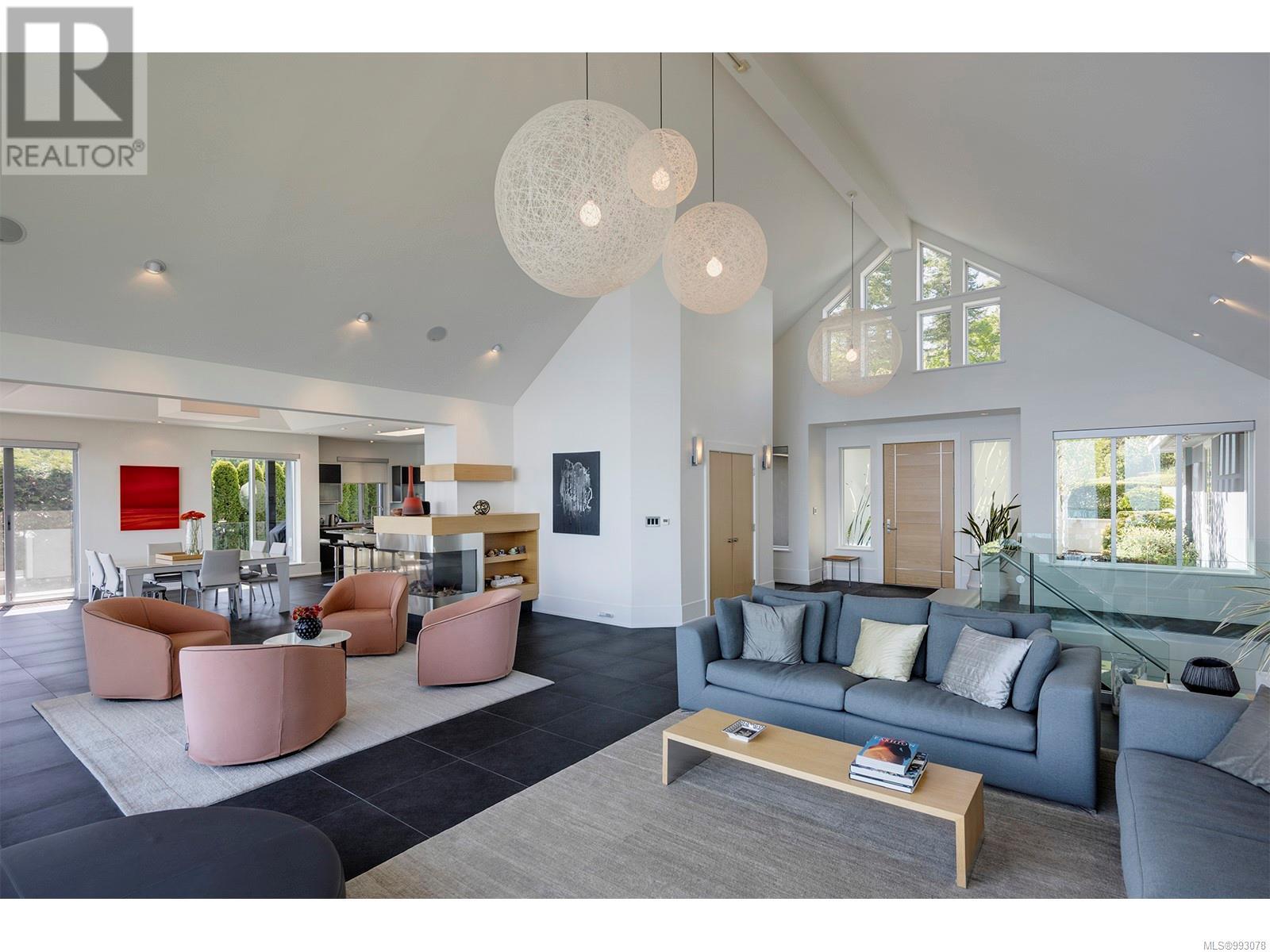 2950 Phyllis St, Saanich