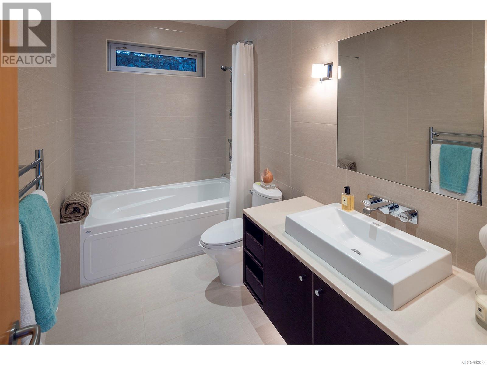 2950 Phyllis St, Saanich