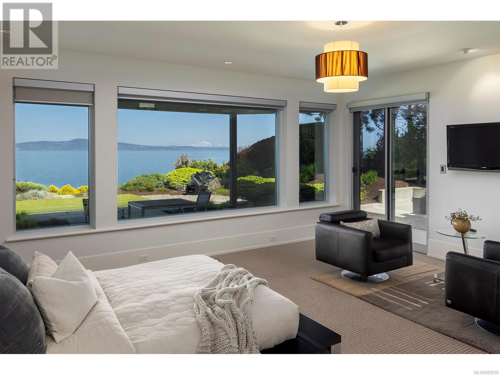 2950 Phyllis St, Saanich