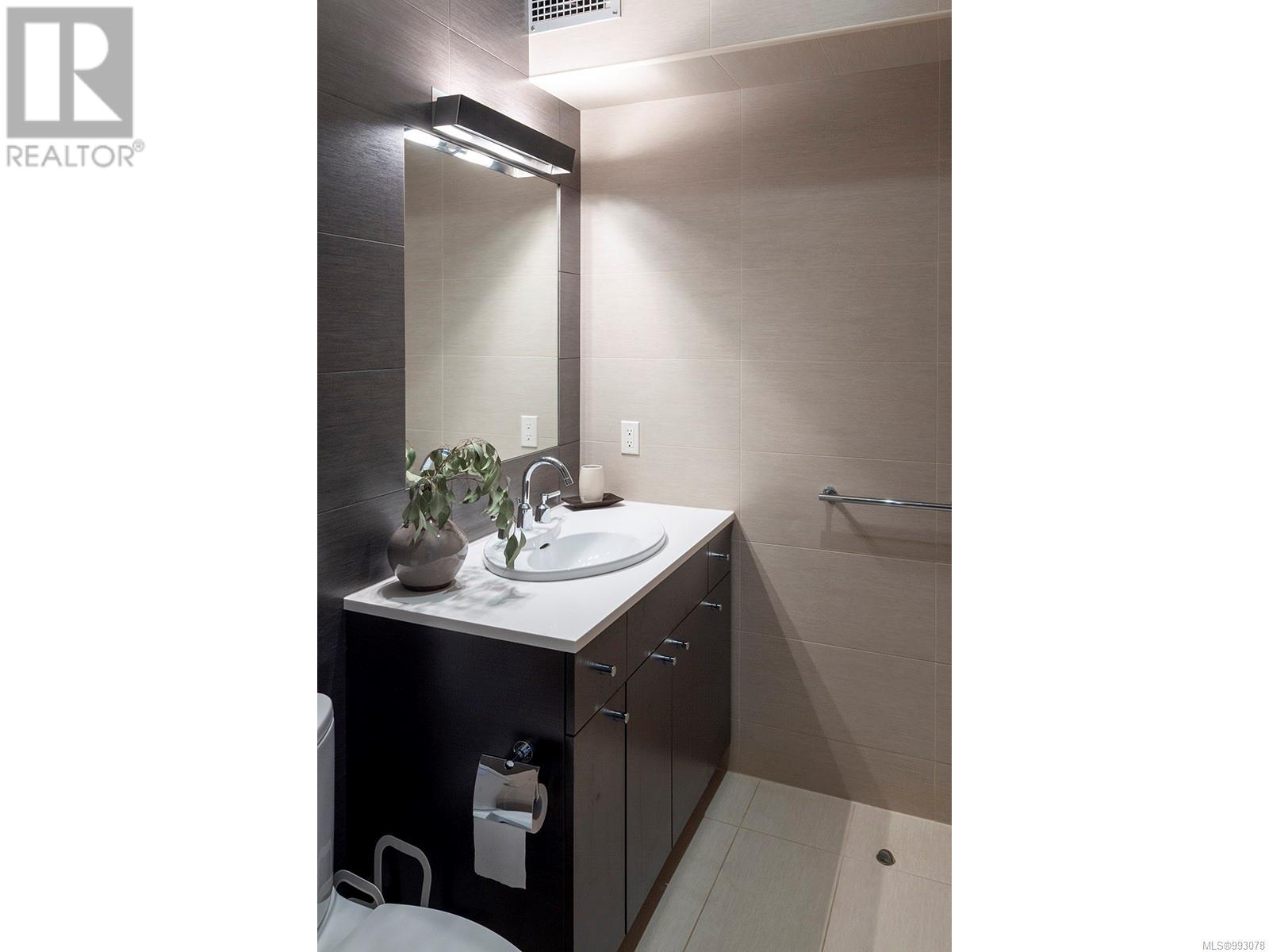 2950 Phyllis St, Saanich