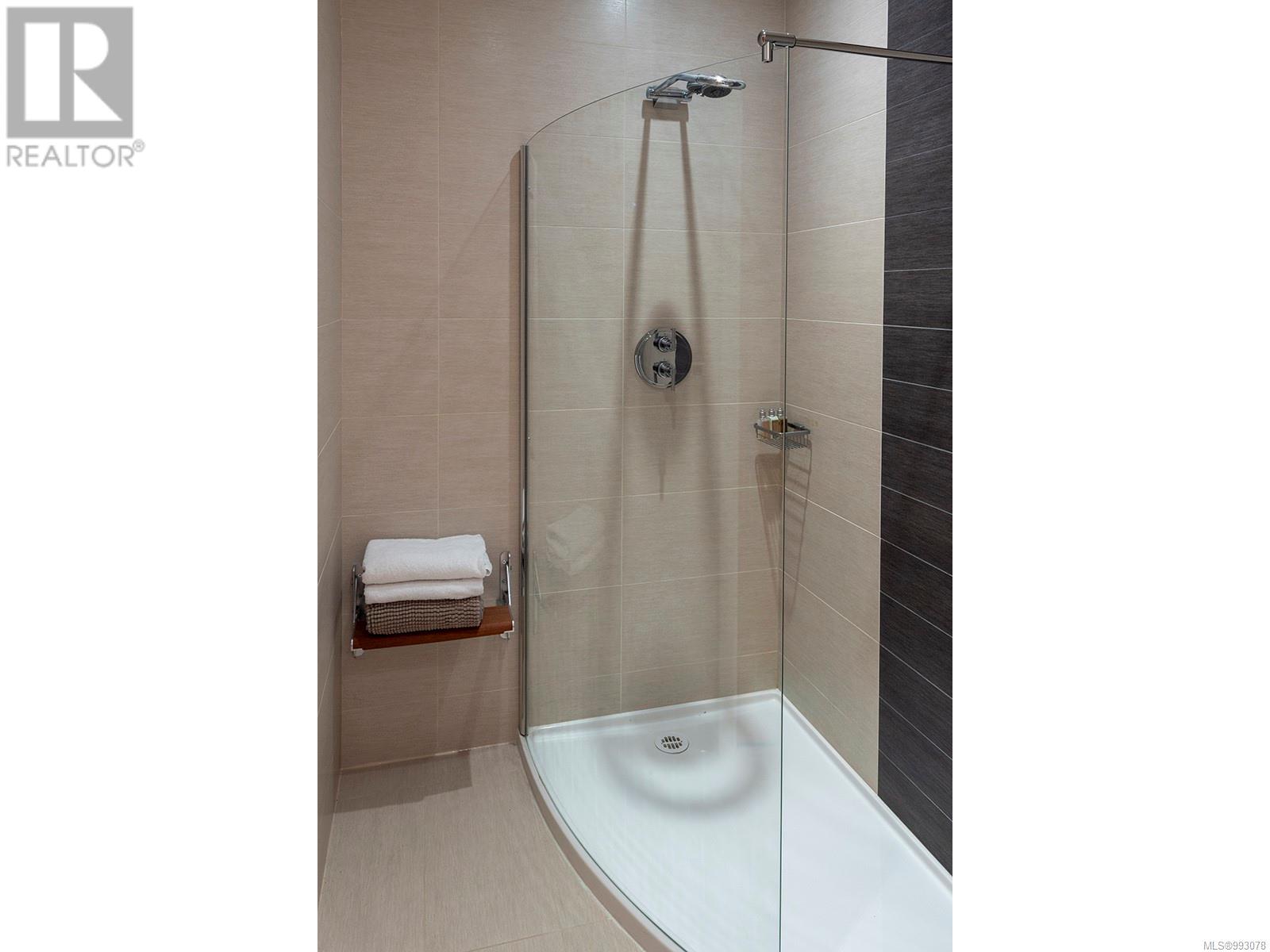 2950 Phyllis St, Saanich