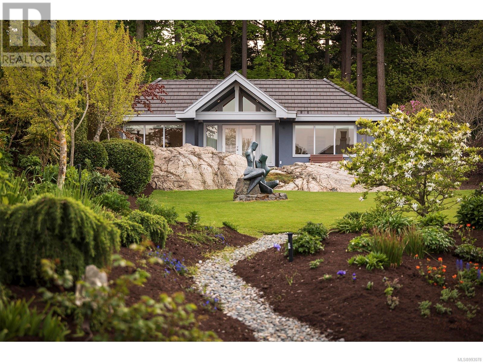 2950 Phyllis St, Saanich