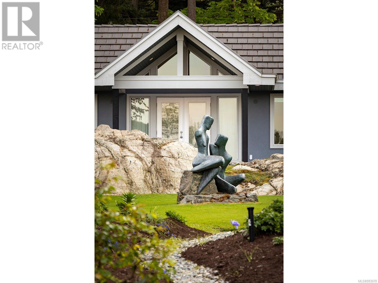 2950 Phyllis St, Saanich