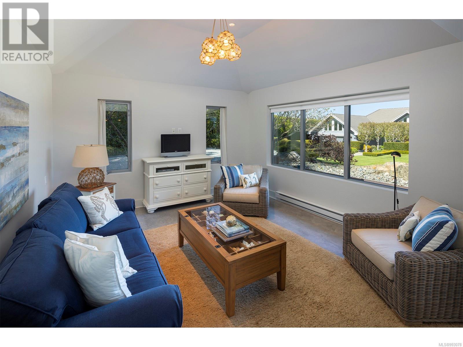 2950 Phyllis St, Saanich