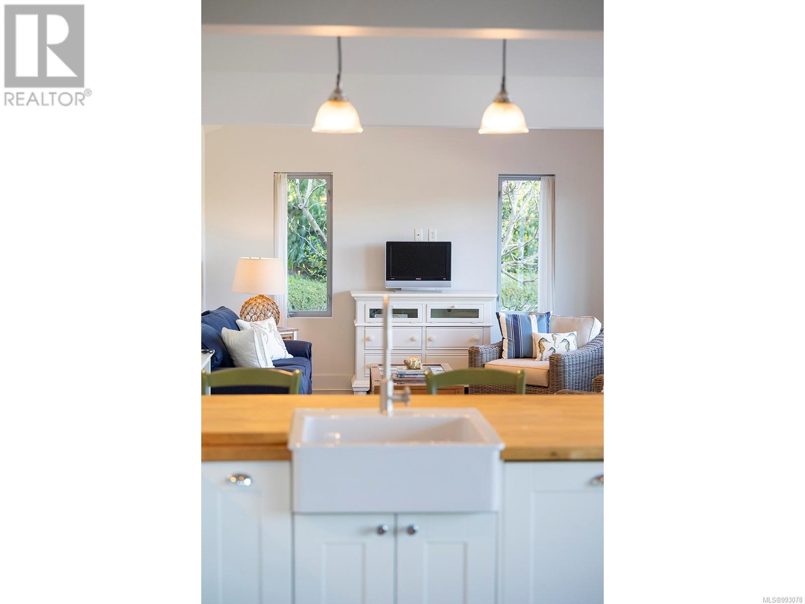 2950 Phyllis St, Saanich
