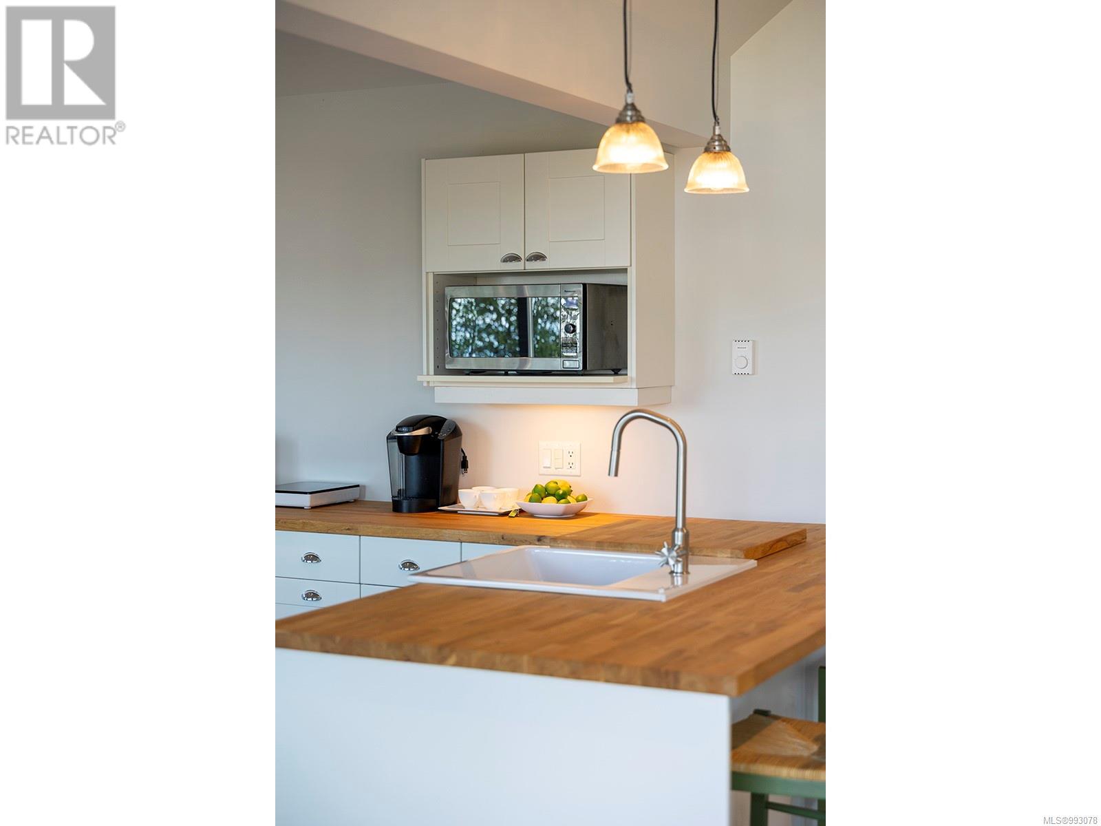  2950 Phyllis Street, Saanich