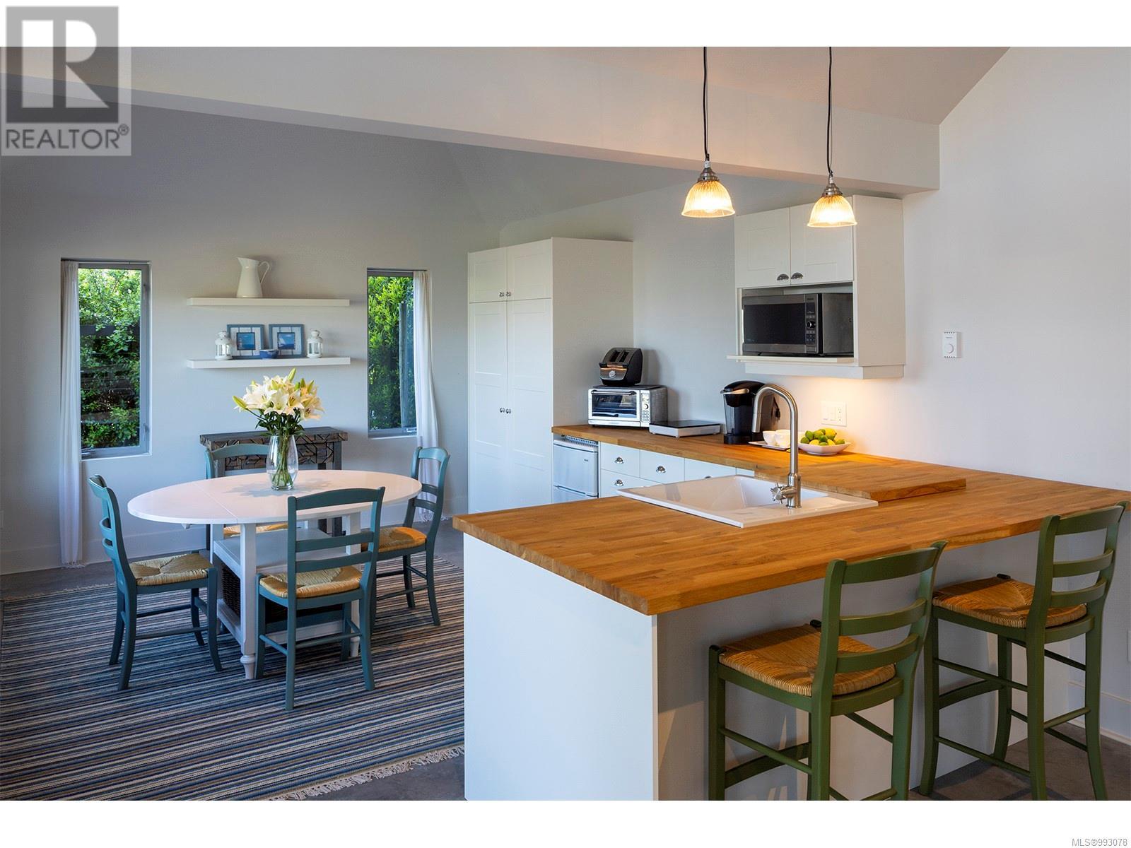 2950 Phyllis St, Saanich