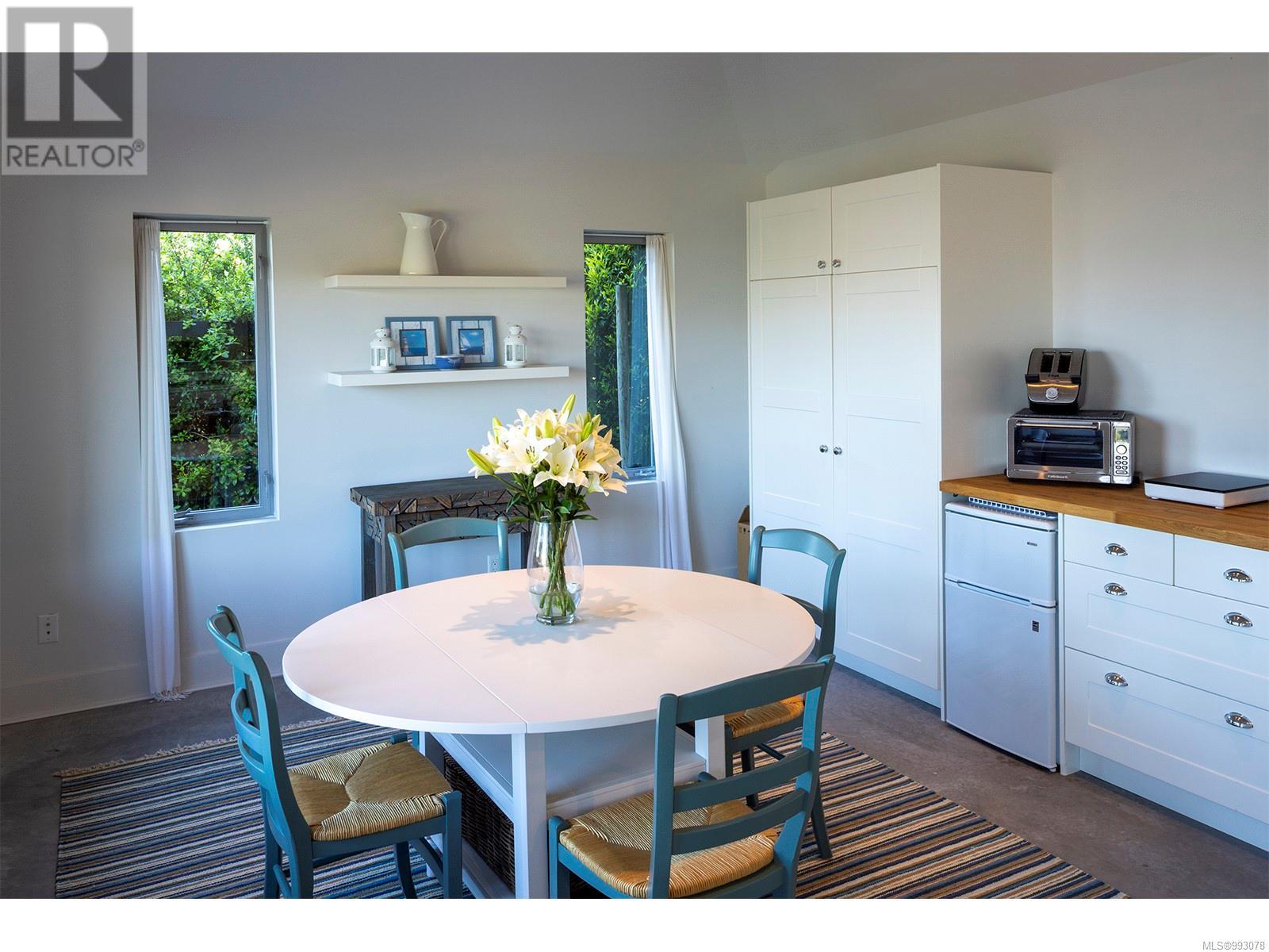2950 Phyllis St, Saanich