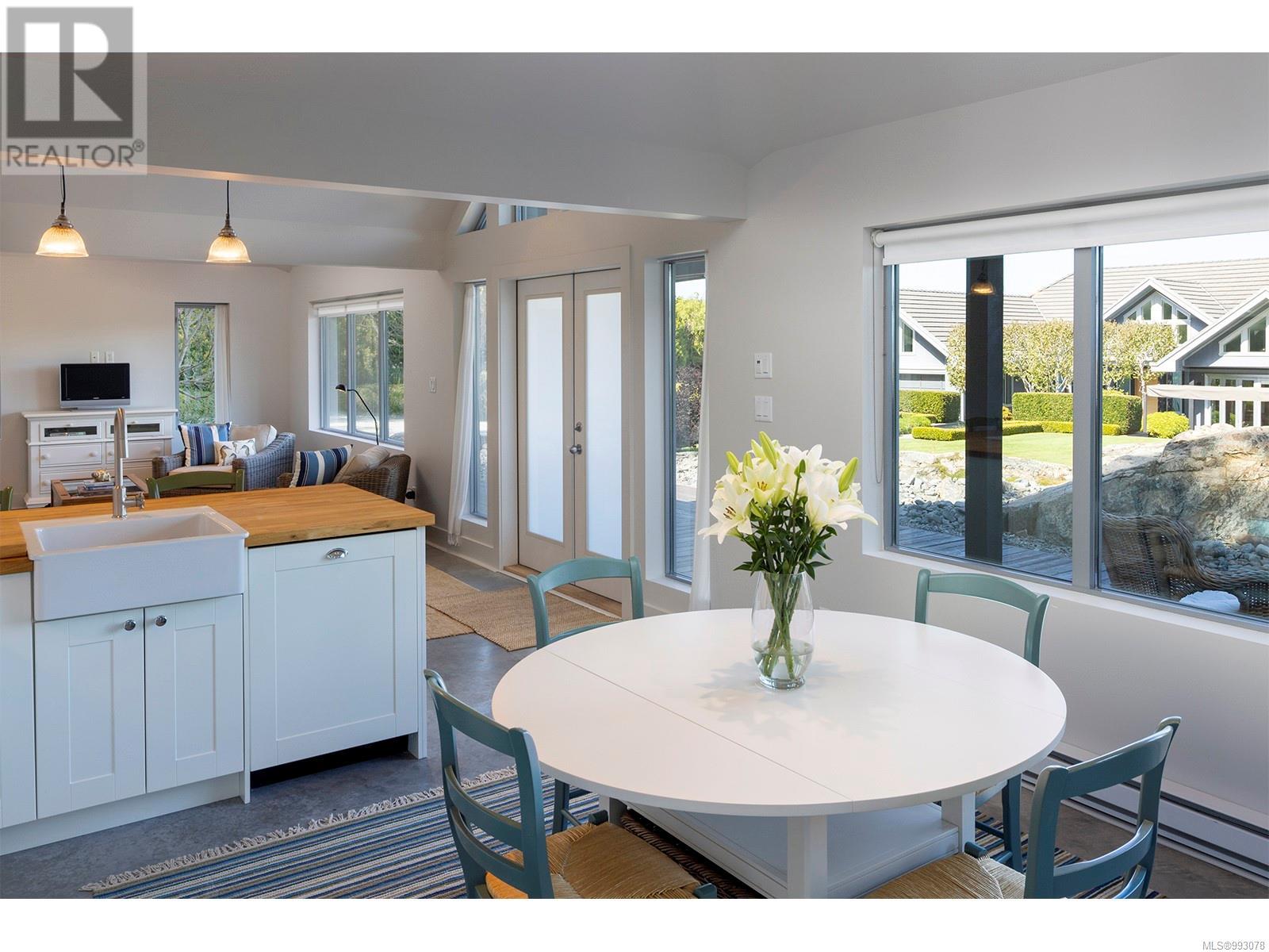 2950 Phyllis St, Saanich