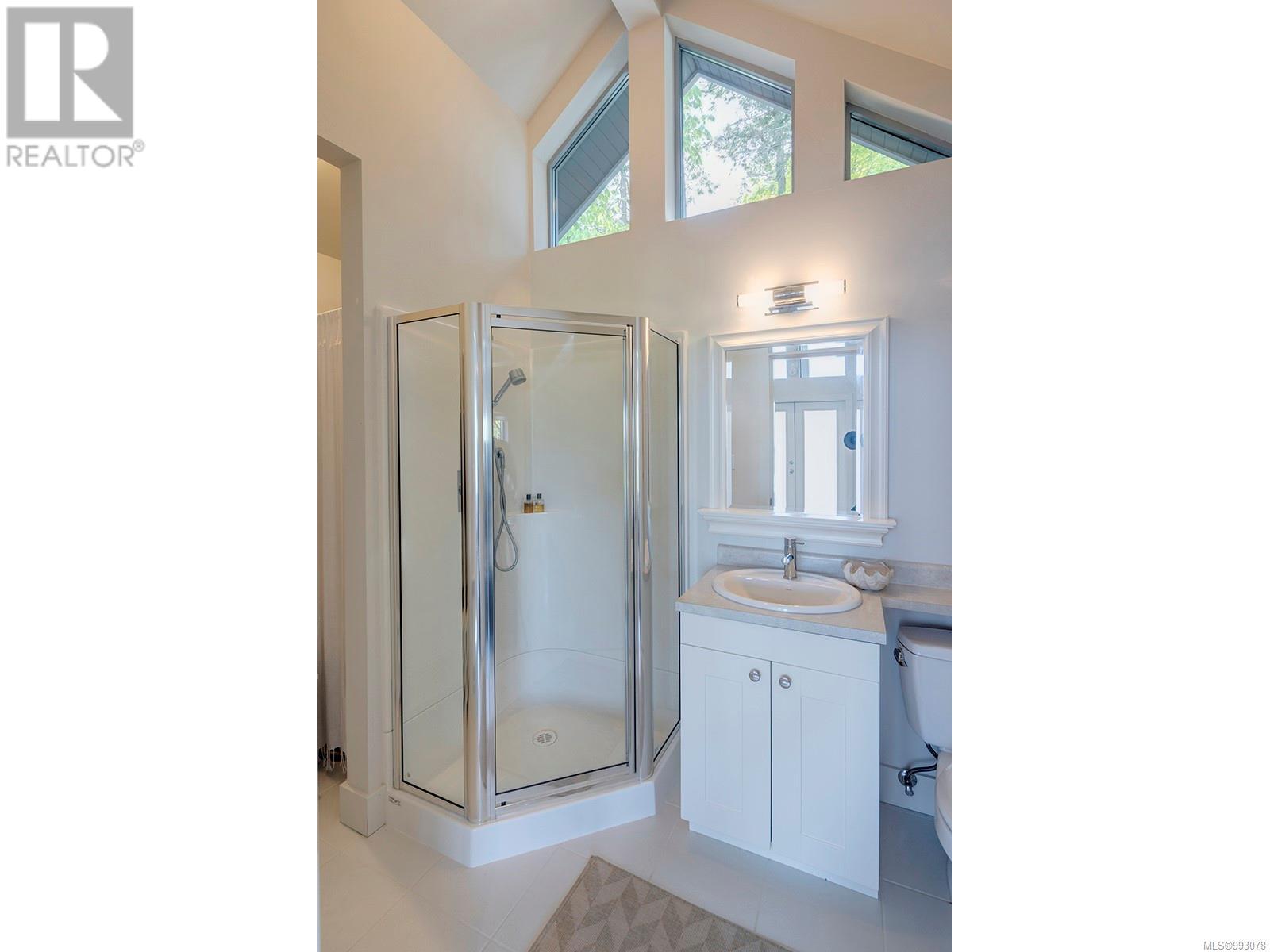2950 Phyllis St, Saanich