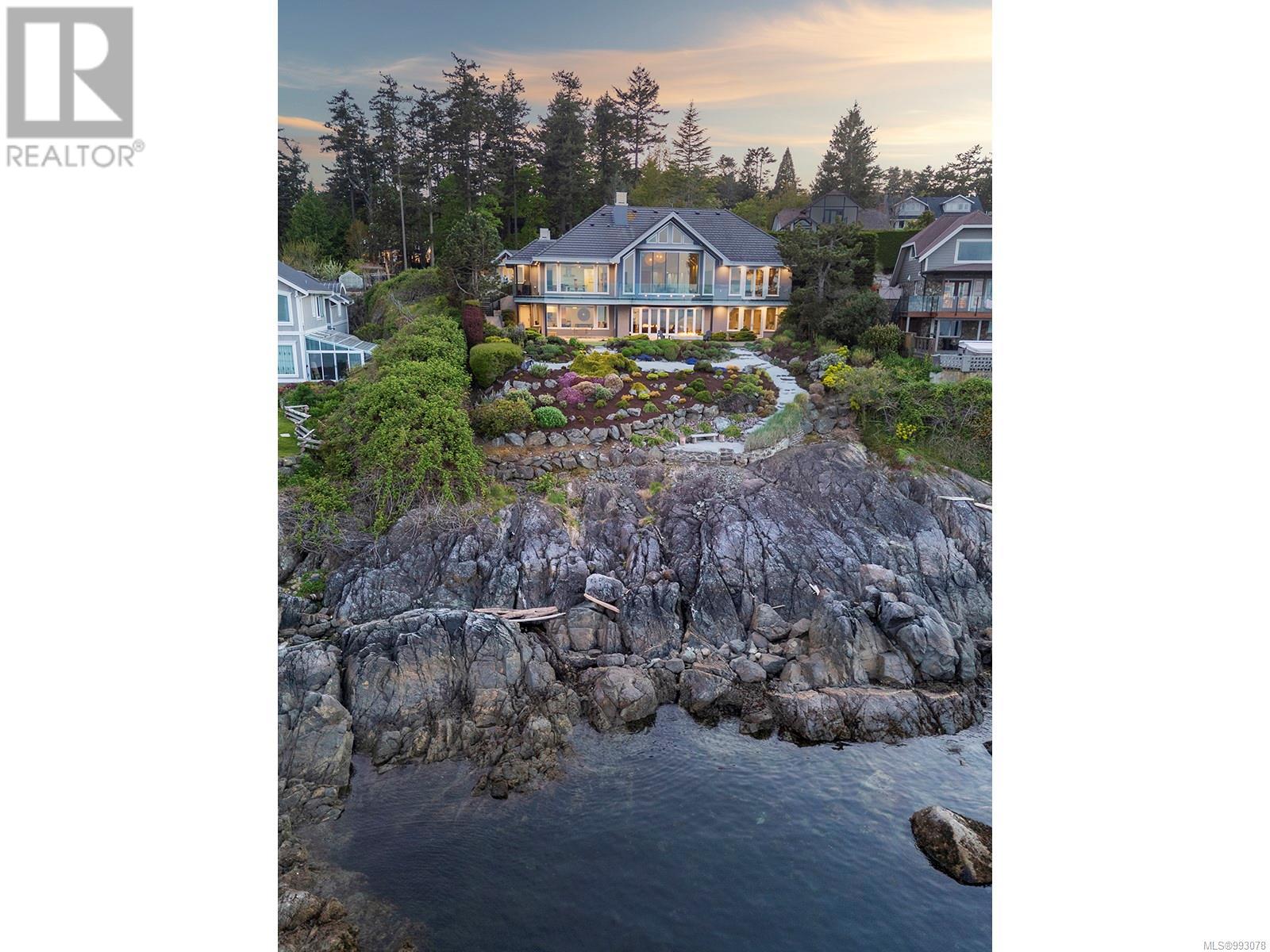 2950 Phyllis St, Saanich