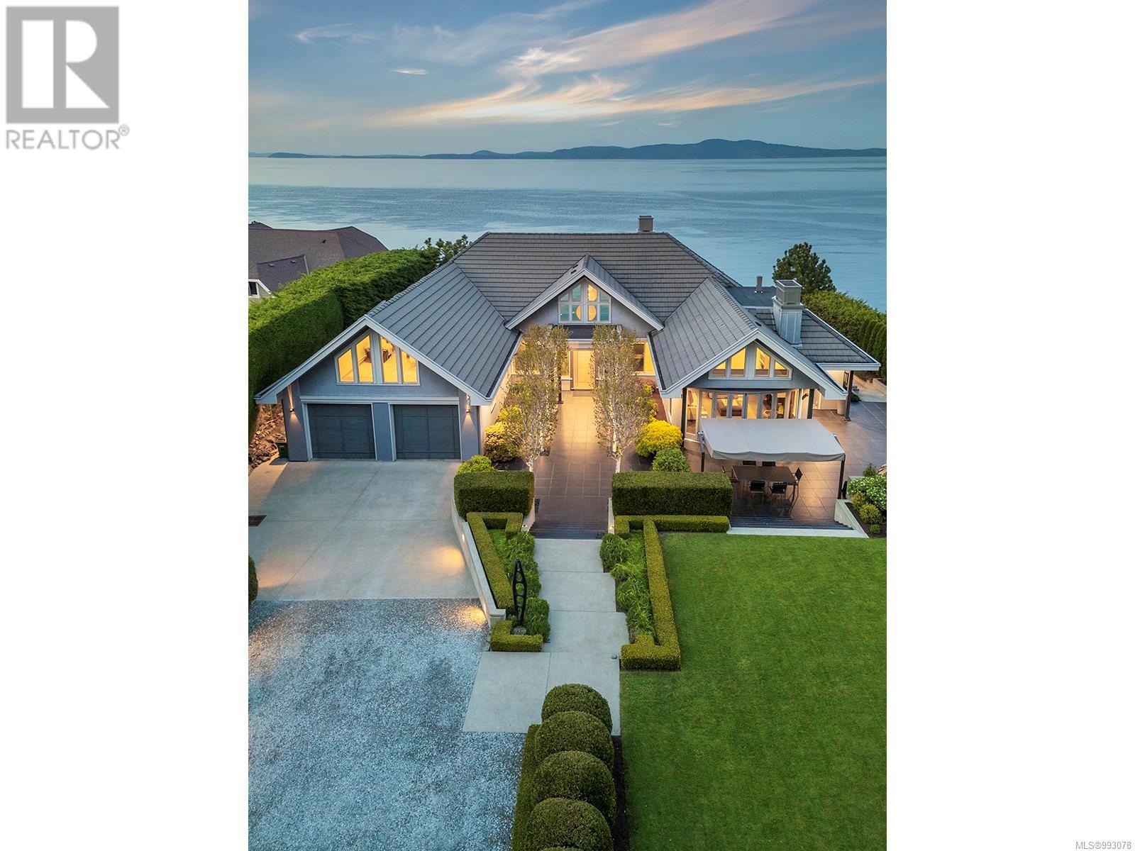 2950 Phyllis St, Saanich