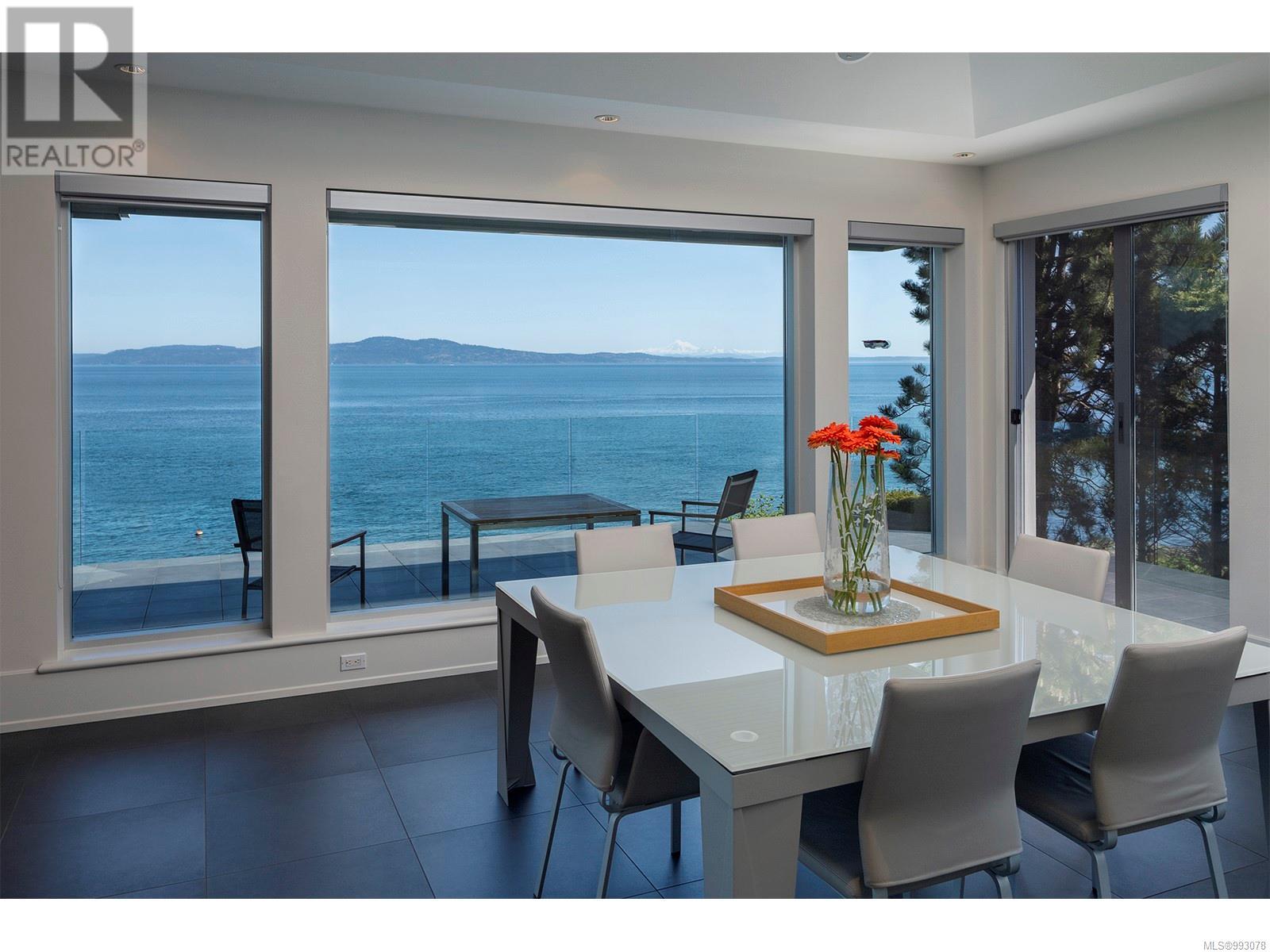2950 Phyllis St, Saanich