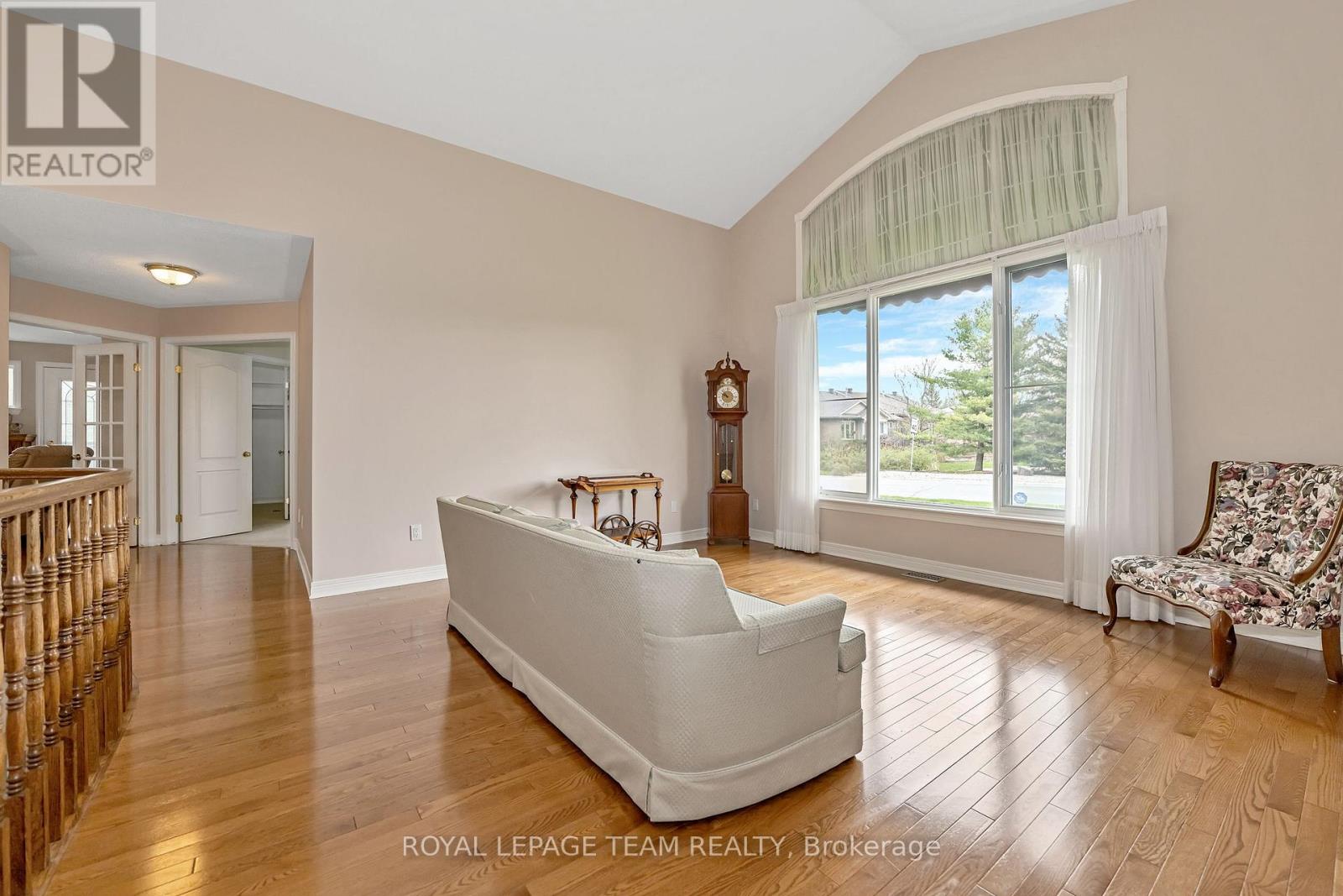 Spacious & bright living area w/high ceilings