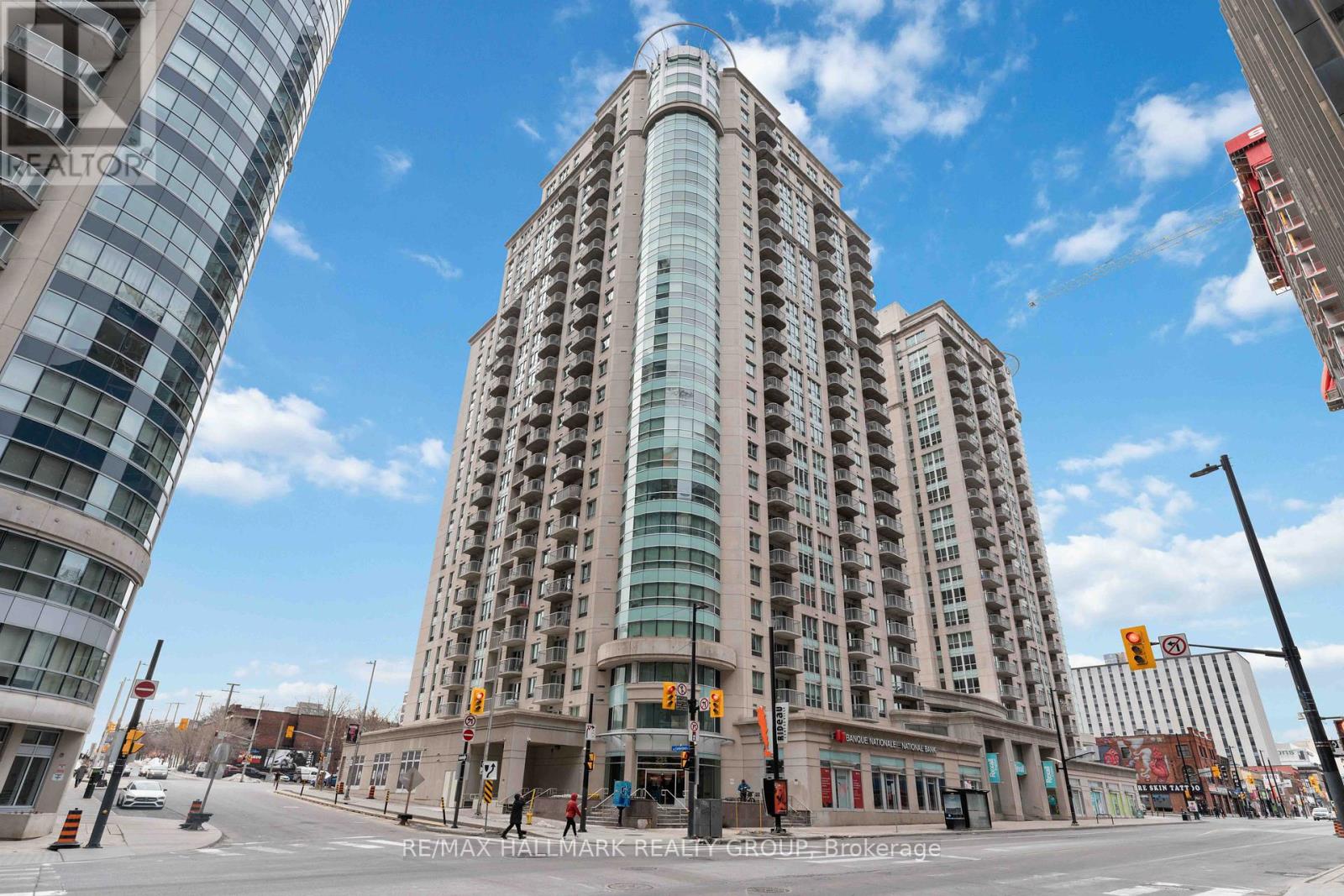 https://ddfcdn.realtor.ca/listing/TS638823800402900000/reb76/highres/5/x12136265_1.jpg