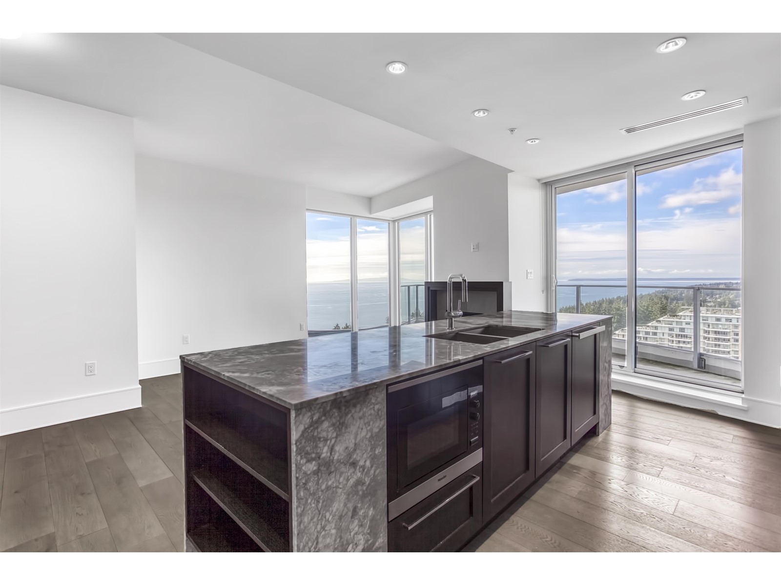 1902 1500 MARTIN STREET, White Rock