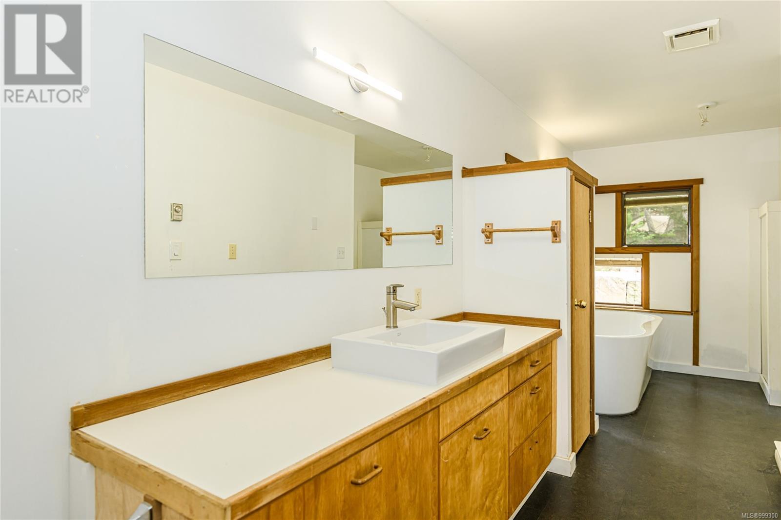 175 Lawnhill Dr, Salt Spring