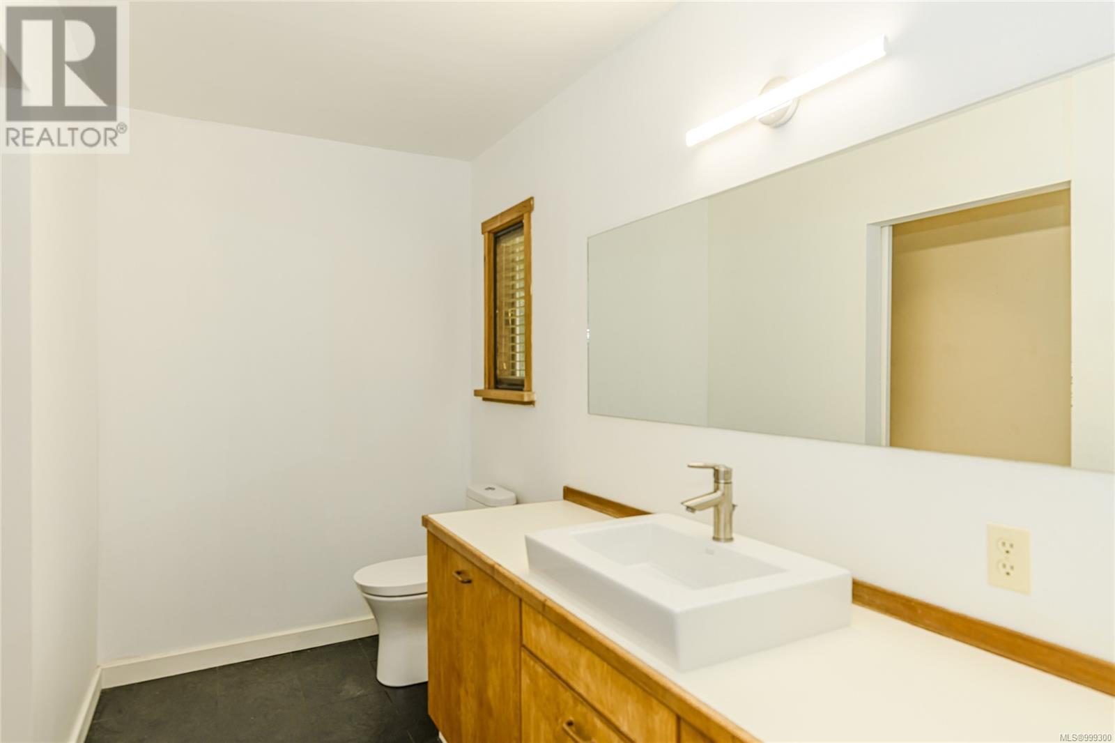 175 Lawnhill Dr, Salt Spring