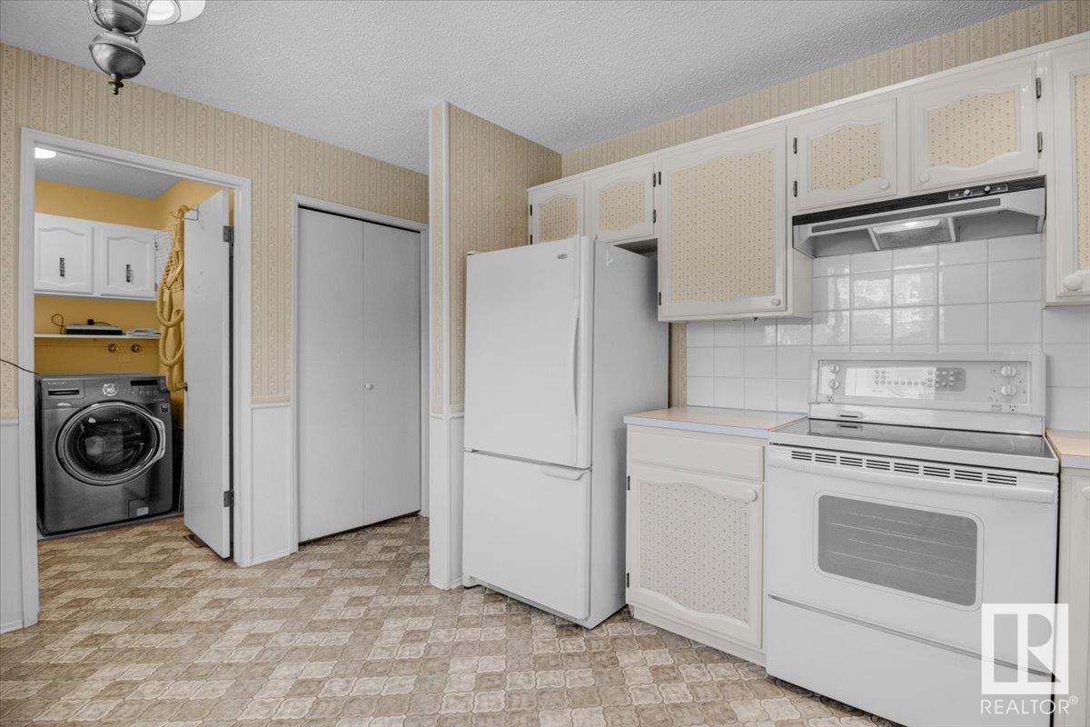 12054 157 AV NW, Edmonton