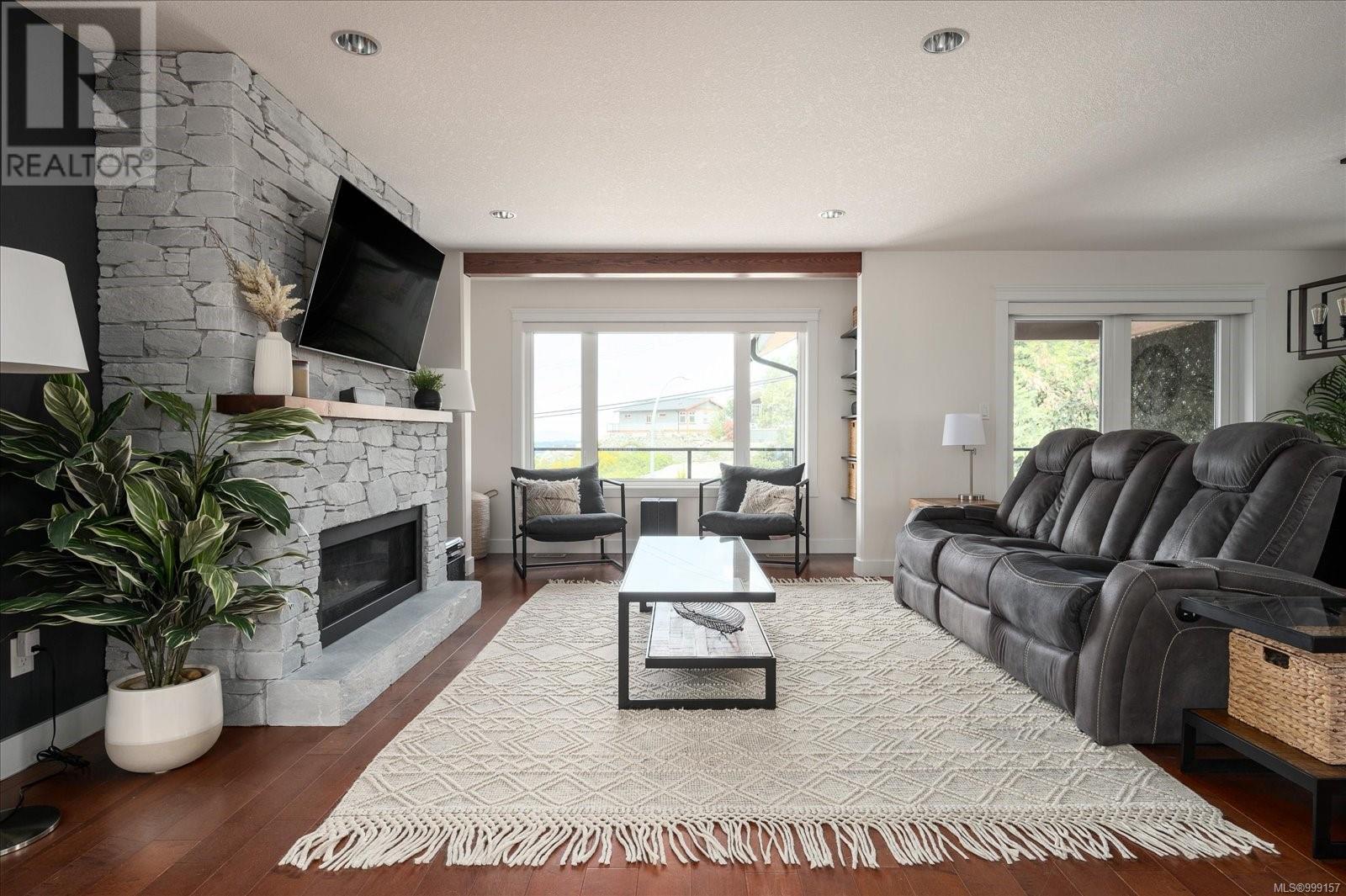 1285 College Dr, Nanaimo