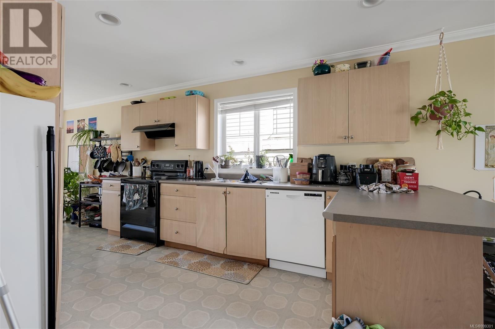  1168 Caledonia Avenue, Victoria