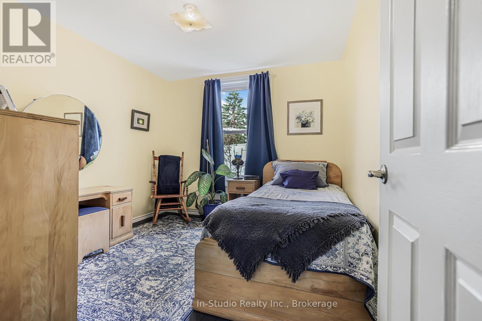 Photo 16 of 489 Lambton Street W, West Grey ON