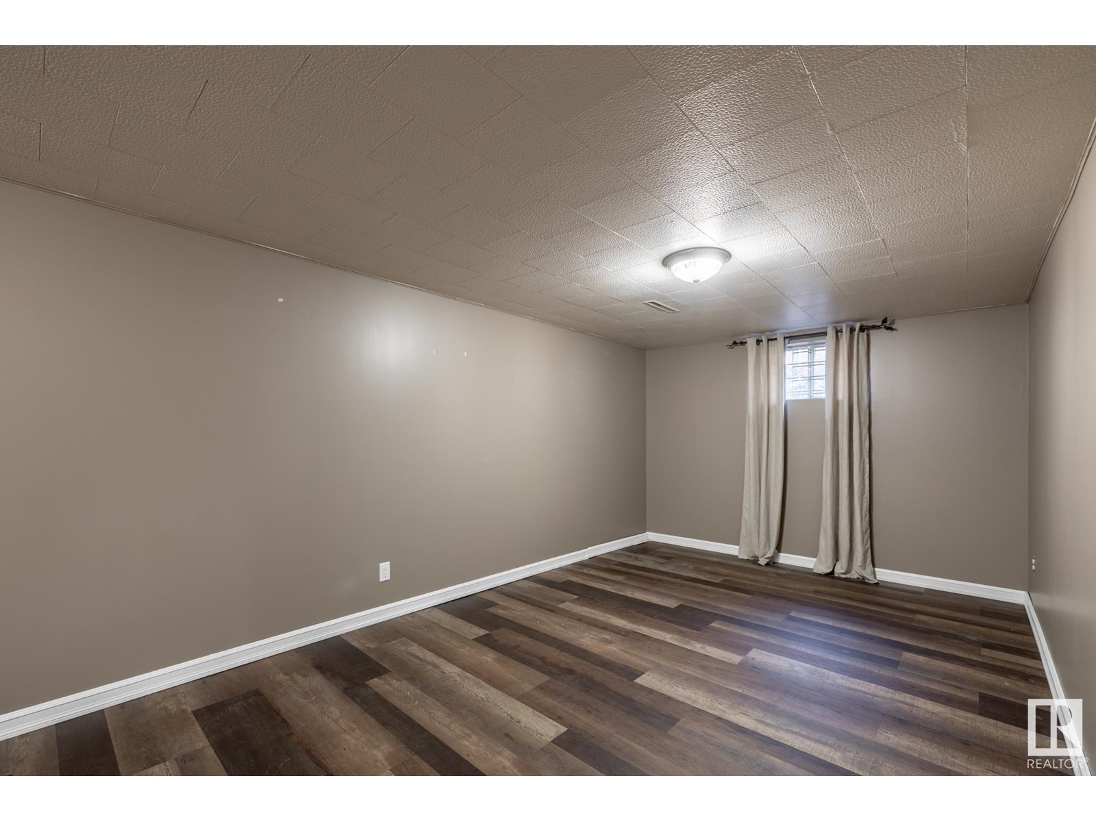 12121 39 ST NW, Edmonton