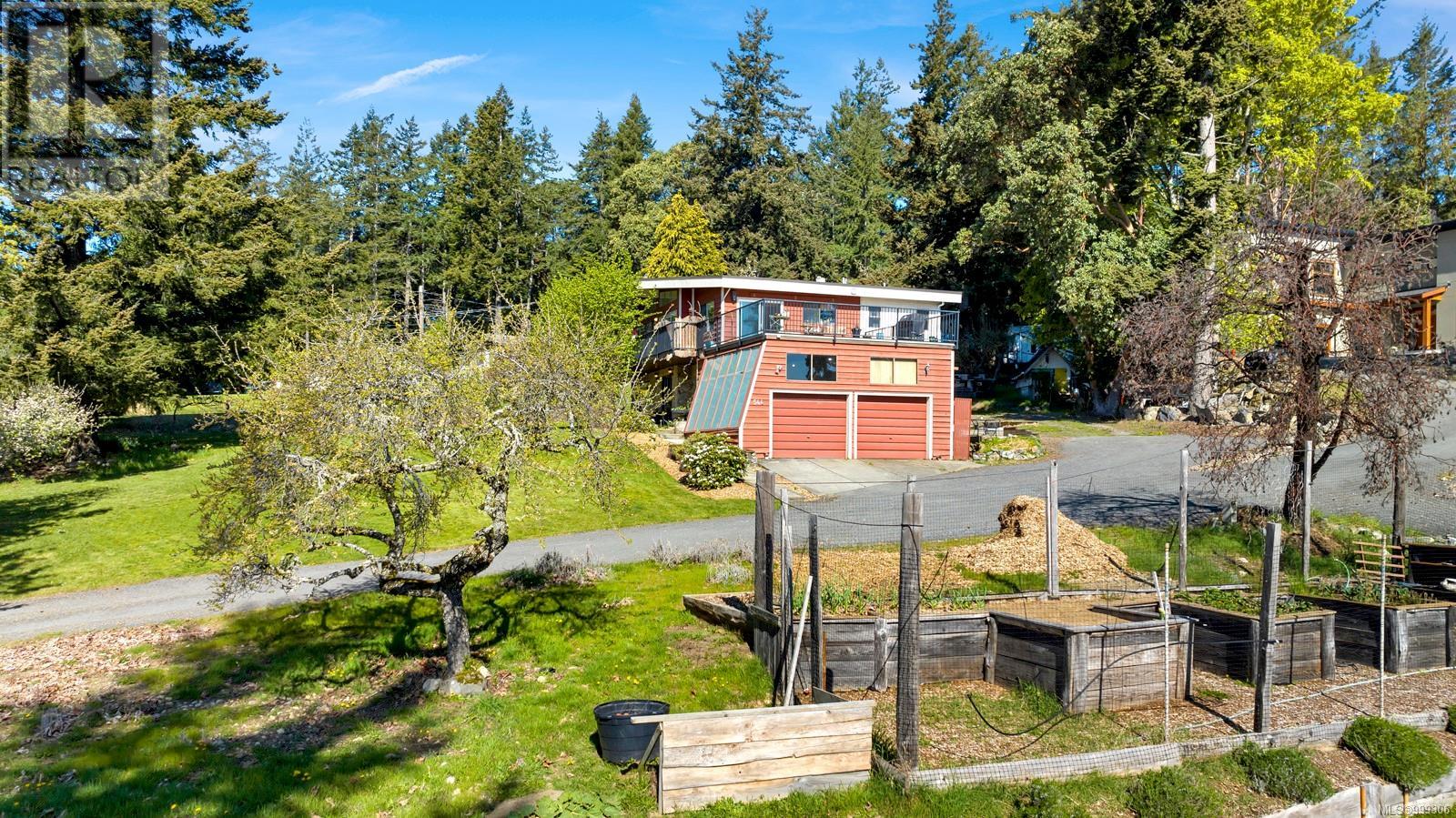 Photo 5 of 544 Windthrop Rd, Colwood BC