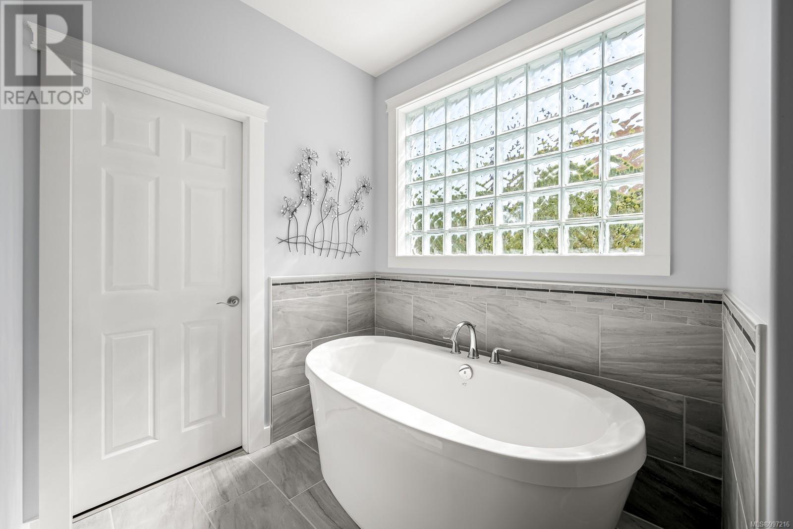 3886 Royston Rd, Courtenay