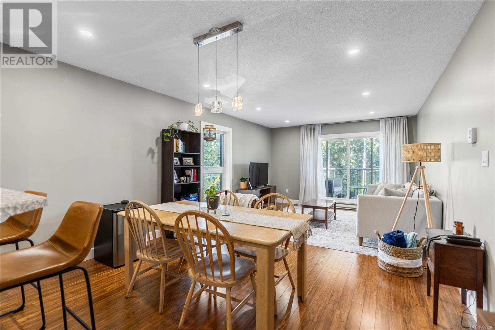 405 4030 Quadra St, Saanich