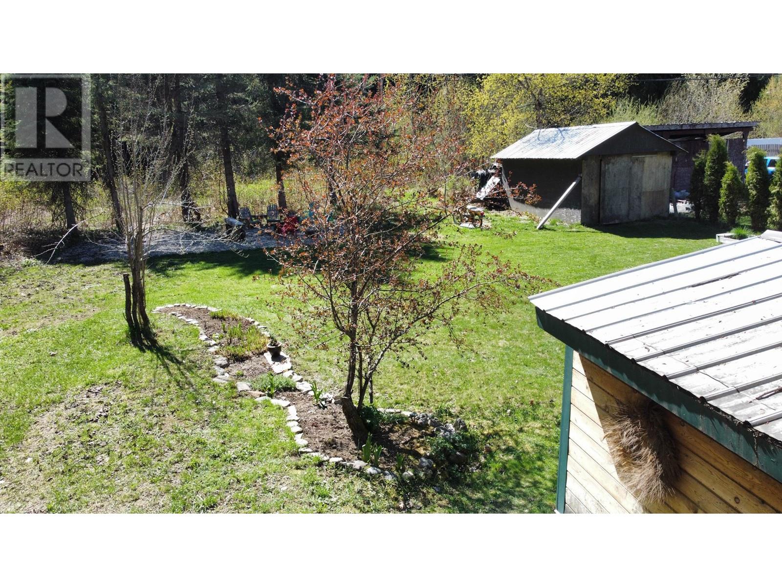 Photo 5 of 7404 1st Avenue, Ymir BC