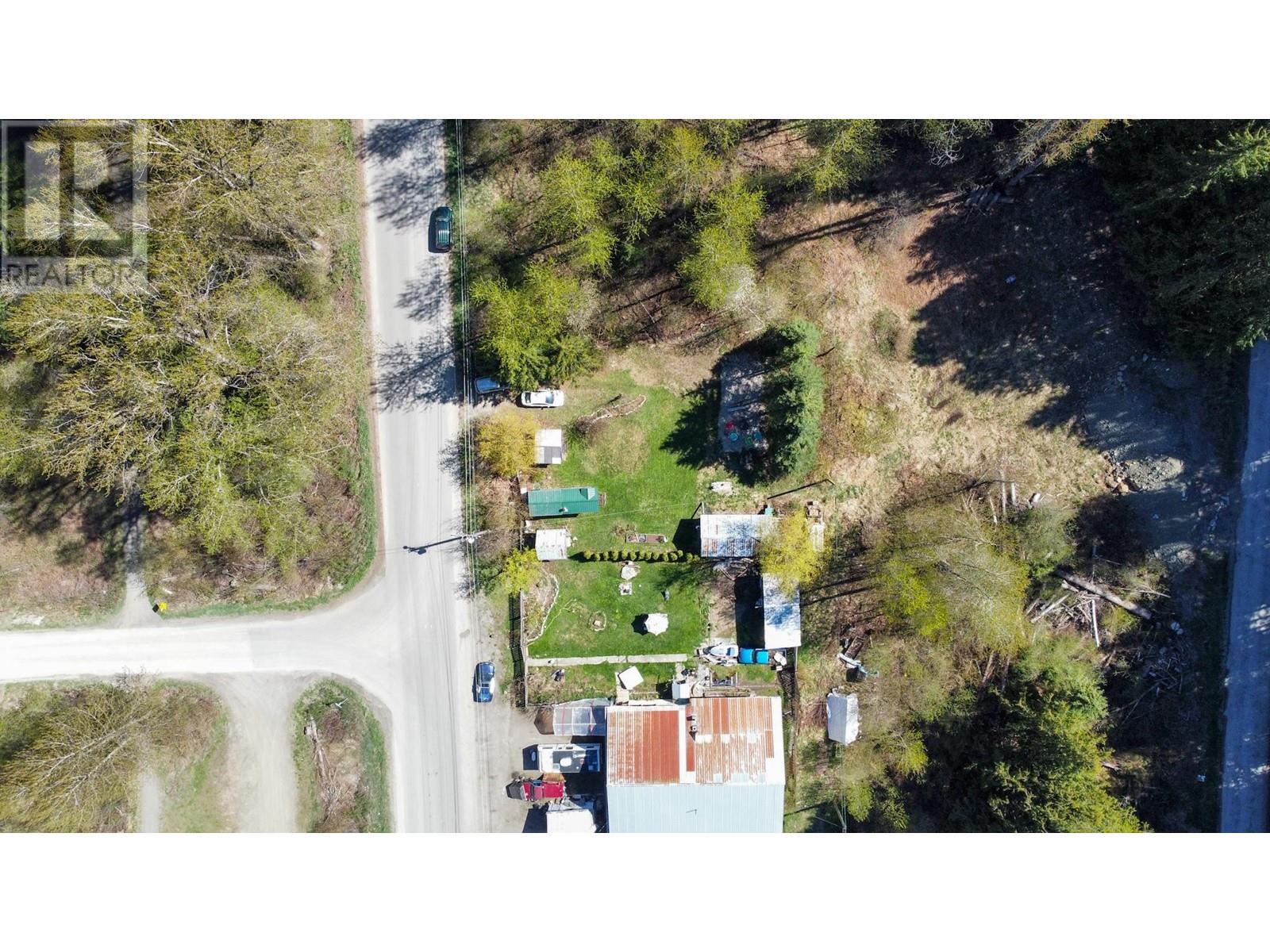 Photo 11 of 7404 1st Avenue, Ymir BC