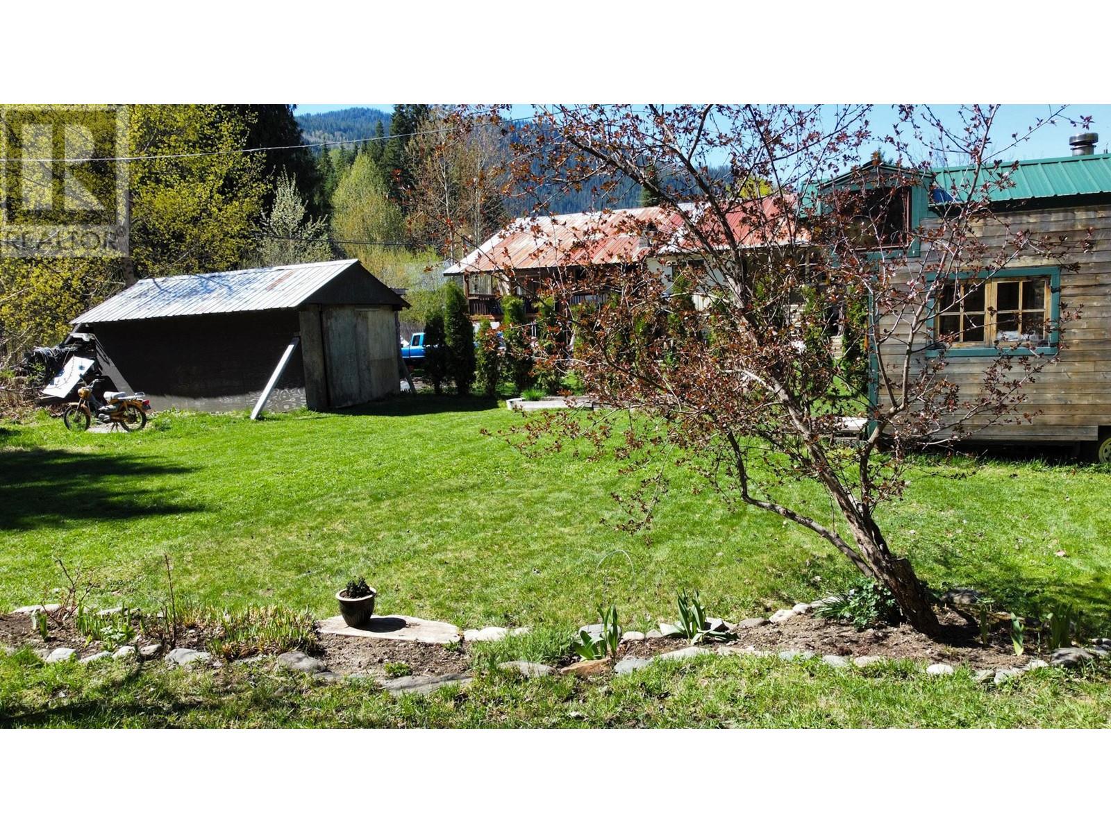 Photo 6 of 7404 1st Avenue, Ymir BC