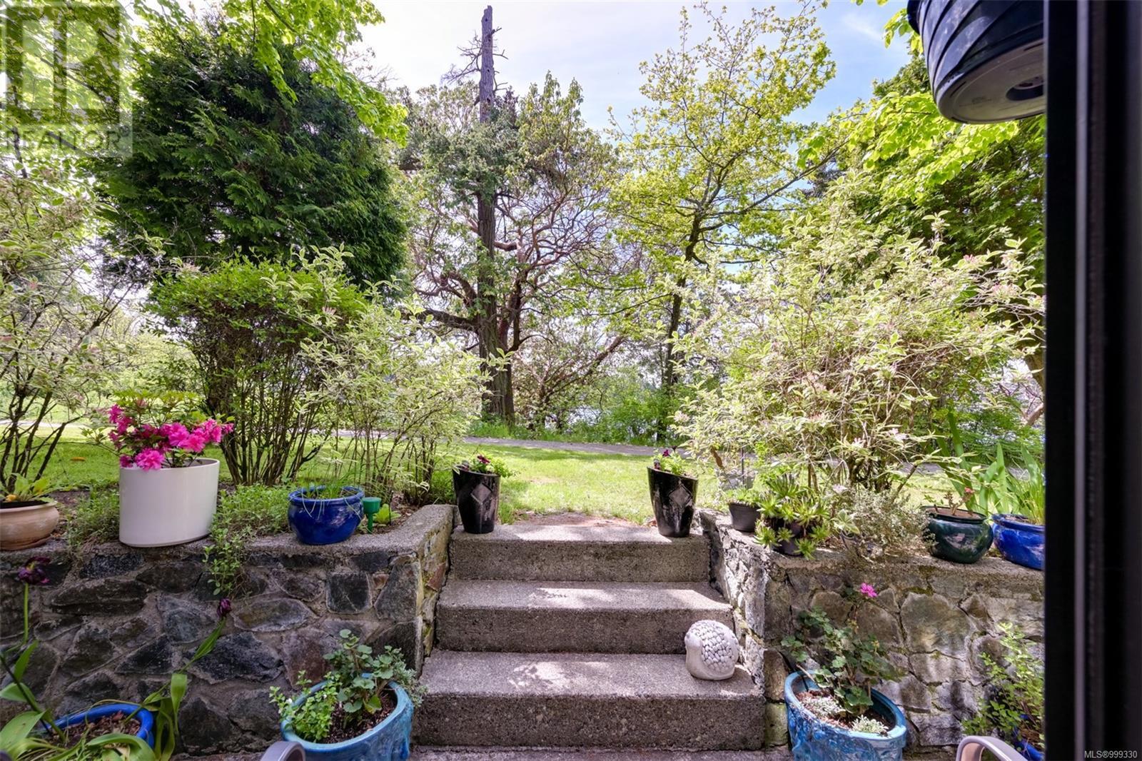 103 79 Gorge Road West, Saanich
