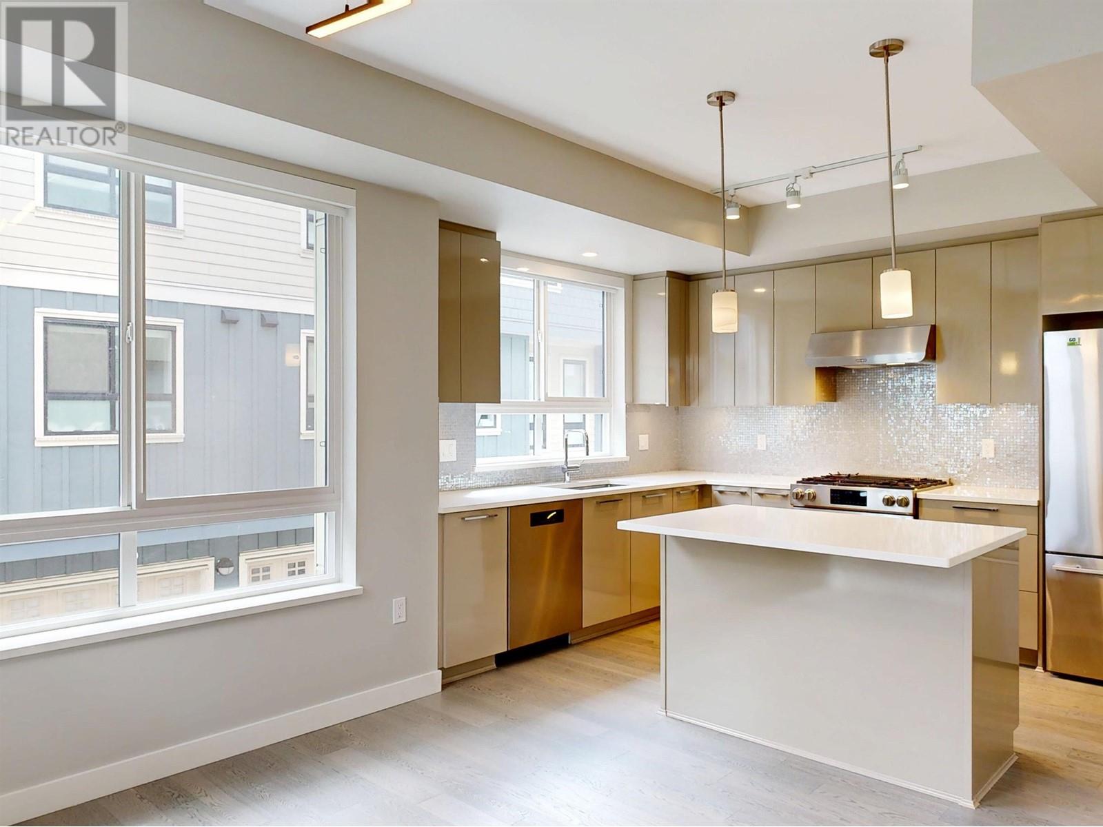 #18-10233 RIVER Drive, Richmond