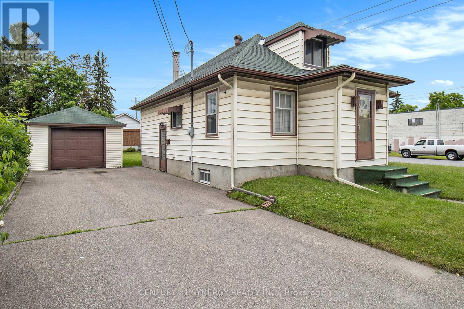 Photo 6 of 46 Cornelia Street E, Smiths Falls ON