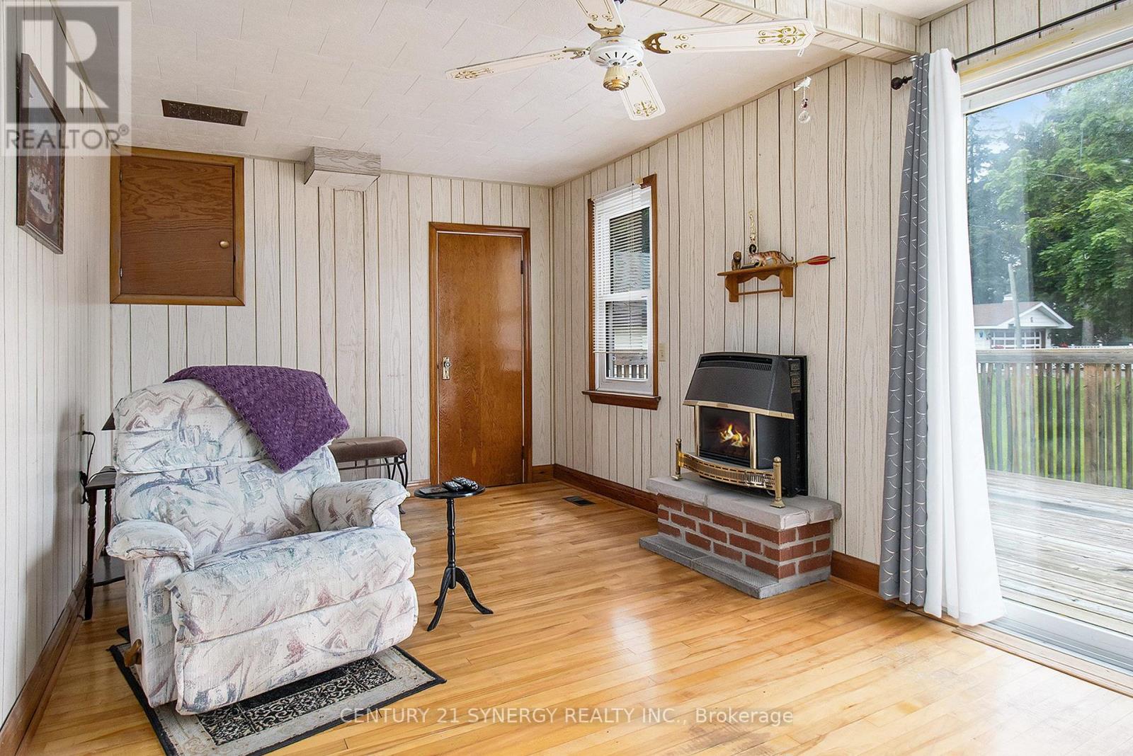 Photo 4 of 46 Cornelia Street E, Smiths Falls ON